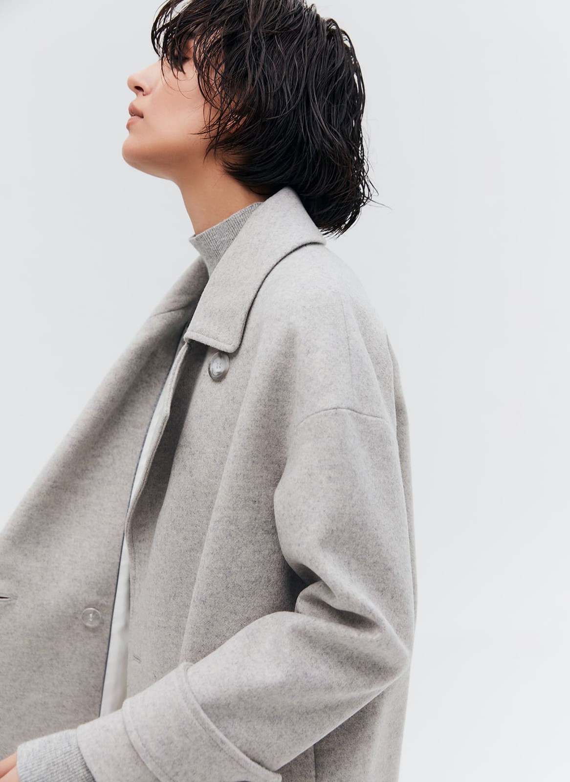 Пальто-кокон двубортное, цвет: светло-серый меланж Allweneed Свободное пальто на пуговицах. Актуальный силуэт кокон, длина миди и шлица сзади для удобства движений. Линия плеча немного спущена, застежка на четыре контрастные пуговицы и прорезные по диагонали карманы с клапанами. Модель дополнит осенние образы с джинсами и брюками, с платьями-свитерами и высокими сапогами.
Температурный режим до +5 C