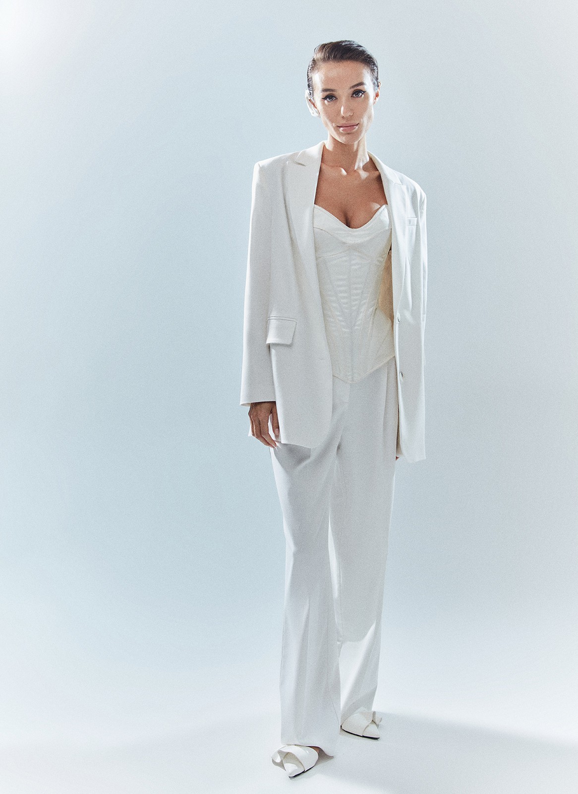 Объемный жакет "с мужского плеча", цвет: белый Allweneed Жакет с объёмной линией плеча. Принадлежит к костюмной группе, ставшей основной в нашей новогодней капсуле. Шлица на спинке для декора и комфорта. Два кармана и пуговицы на рукаве. Мы создали слегка удлинённую модель свободного кроя, которая подходит девушкам с разным ростом. Приятная костюмная ткань имеет деликатный отблеск и хорошо держит форму. В праздник наденьте его с брюками из коллекции или с женственным платьем-комбинацией из тонкой вискозы. Представлен в трёх цветах: сиреневый рассказывает о тихом утре 1 января, красный апельсин символизирует мандарины и гирлянды, а белый это чистый зимний снег.