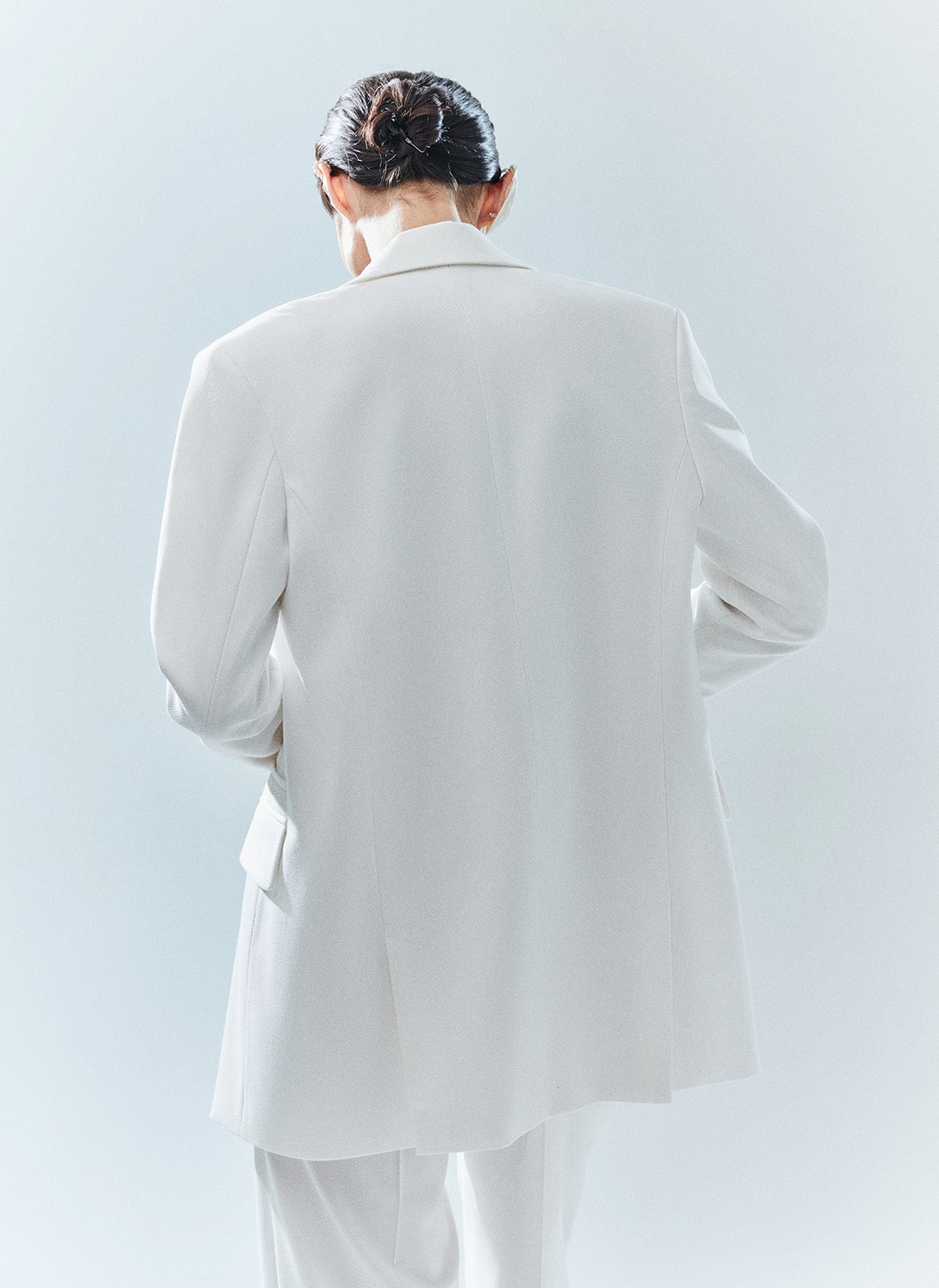 Объемный жакет "с мужского плеча", цвет: белый Allweneed Жакет с объёмной линией плеча. Принадлежит к костюмной группе, ставшей основной в нашей новогодней капсуле. Шлица на спинке для декора и комфорта. Два кармана и пуговицы на рукаве. Мы создали слегка удлинённую модель свободного кроя, которая подходит девушкам с разным ростом. Приятная костюмная ткань имеет деликатный отблеск и хорошо держит форму. В праздник наденьте его с брюками из коллекции или с женственным платьем-комбинацией из тонкой вискозы. Представлен в трёх цветах: сиреневый рассказывает о тихом утре 1 января, красный апельсин символизирует мандарины и гирлянды, а белый это чистый зимний снег.