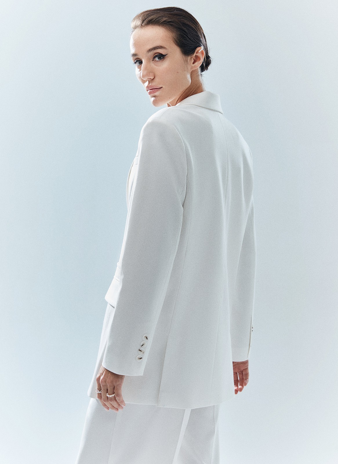 Объемный жакет "с мужского плеча", цвет: белый Allweneed Жакет с объёмной линией плеча. Принадлежит к костюмной группе, ставшей основной в нашей новогодней капсуле. Шлица на спинке для декора и комфорта. Два кармана и пуговицы на рукаве. Мы создали слегка удлинённую модель свободного кроя, которая подходит девушкам с разным ростом. Приятная костюмная ткань имеет деликатный отблеск и хорошо держит форму. В праздник наденьте его с брюками из коллекции или с женственным платьем-комбинацией из тонкой вискозы. Представлен в трёх цветах: сиреневый рассказывает о тихом утре 1 января, красный апельсин символизирует мандарины и гирлянды, а белый это чистый зимний снег.