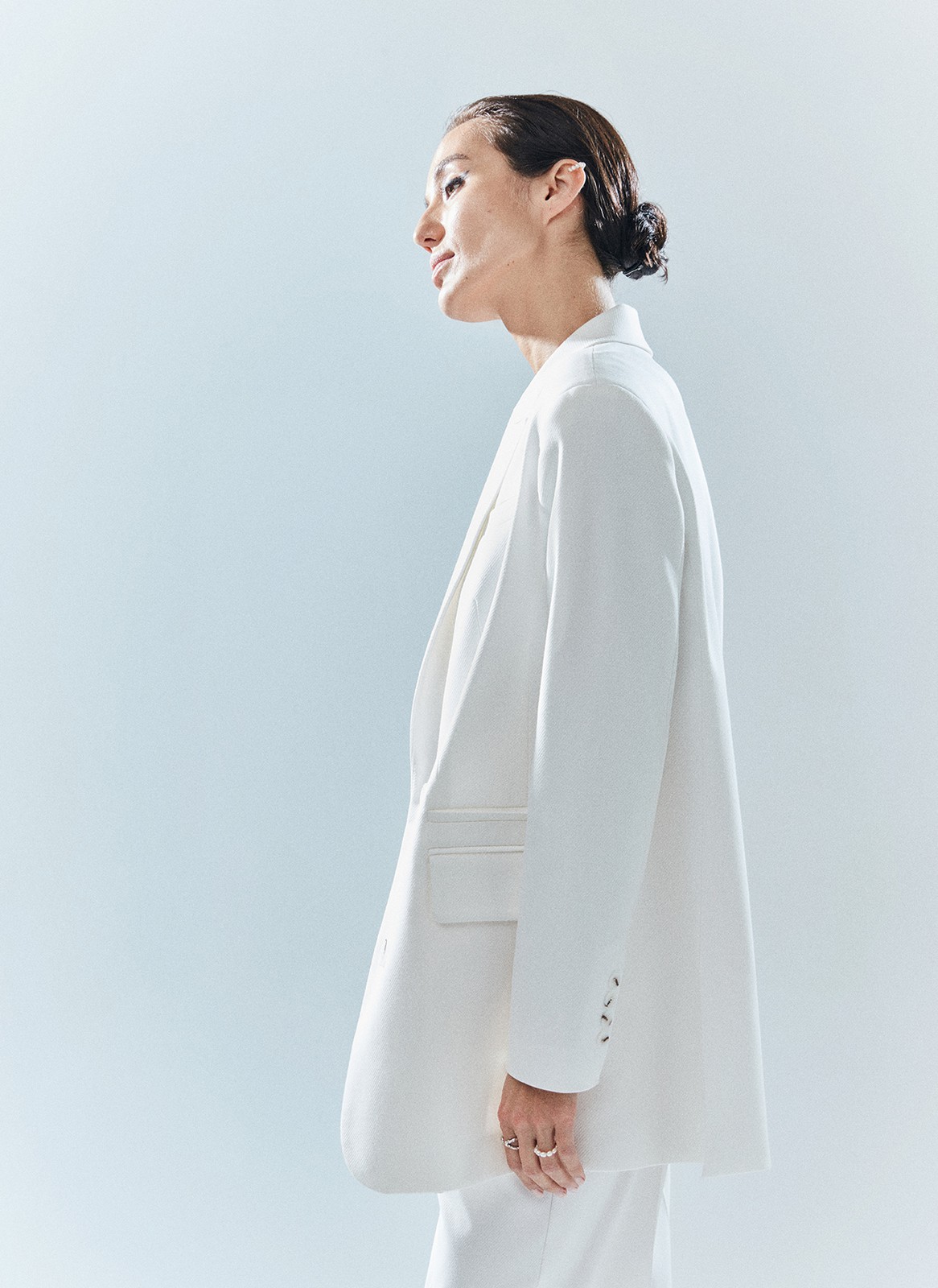 Объемный жакет "с мужского плеча", цвет: белый Allweneed Жакет с объёмной линией плеча. Принадлежит к костюмной группе, ставшей основной в нашей новогодней капсуле. Шлица на спинке для декора и комфорта. Два кармана и пуговицы на рукаве. Мы создали слегка удлинённую модель свободного кроя, которая подходит девушкам с разным ростом. Приятная костюмная ткань имеет деликатный отблеск и хорошо держит форму. В праздник наденьте его с брюками из коллекции или с женственным платьем-комбинацией из тонкой вискозы. Представлен в трёх цветах: сиреневый рассказывает о тихом утре 1 января, красный апельсин символизирует мандарины и гирлянды, а белый это чистый зимний снег.