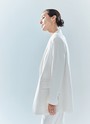 Объемный жакет "с мужского плеча", цвет: белый Allweneed Жакет с объёмной линией плеча. Принадлежит к костюмной группе, ставшей основной в нашей новогодней капсуле. Шлица на спинке для декора и комфорта. Два кармана и пуговицы на рукаве. Мы создали слегка удлинённую модель свободного кроя, которая подходит девушкам с разным ростом. Приятная костюмная ткань имеет деликатный отблеск и хорошо держит форму. В праздник наденьте его с брюками из коллекции или с женственным платьем-комбинацией из тонкой вискозы. Представлен в трёх цветах: сиреневый рассказывает о тихом утре 1 января, красный апельсин символизирует мандарины и гирлянды, а белый это чистый зимний снег.