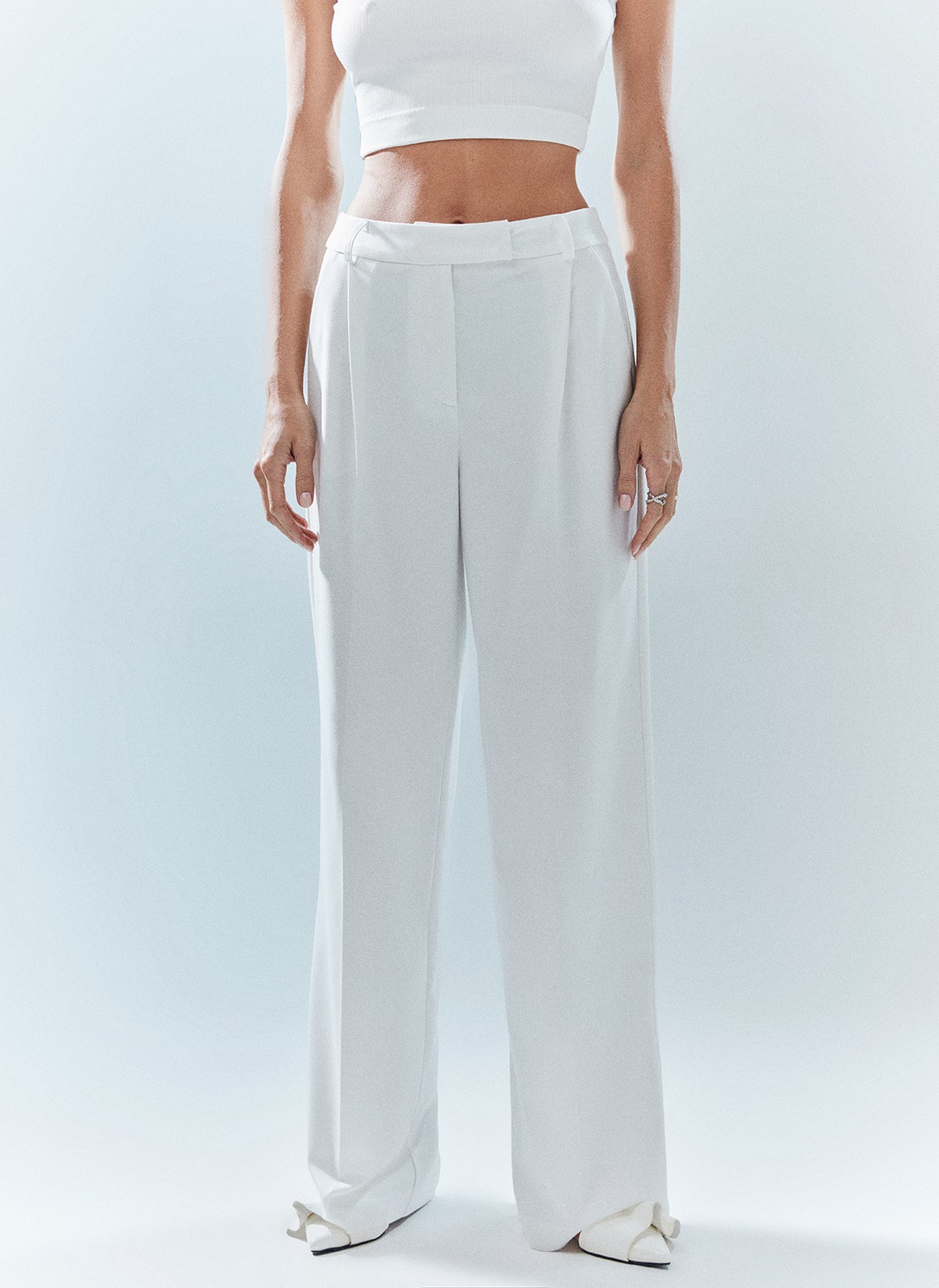 Брюки широкие полной длины, цвет: белый Allweneed Брюки на средней посадке полной длины. Скрытая застёжка на молнию. Модель свободного кроя делает силуэт визуально стройнее. Приятная к телу костюмная ткань хорошо держит форму и обеспечивает правильную посадку по фигуре. Мы рекомендуем сочетать брюки с жакетом из новогодней коллекции, дополняя комплект броскими украшениями в праздничную ночь и топом в рубчик в будничной жизни. Представлены в трёх цветах: сиреневый рассказывает о тихом утре 1 января, красный апельсин символизирует мандарины и гирлянды, а белый это чистый зимний снег.
