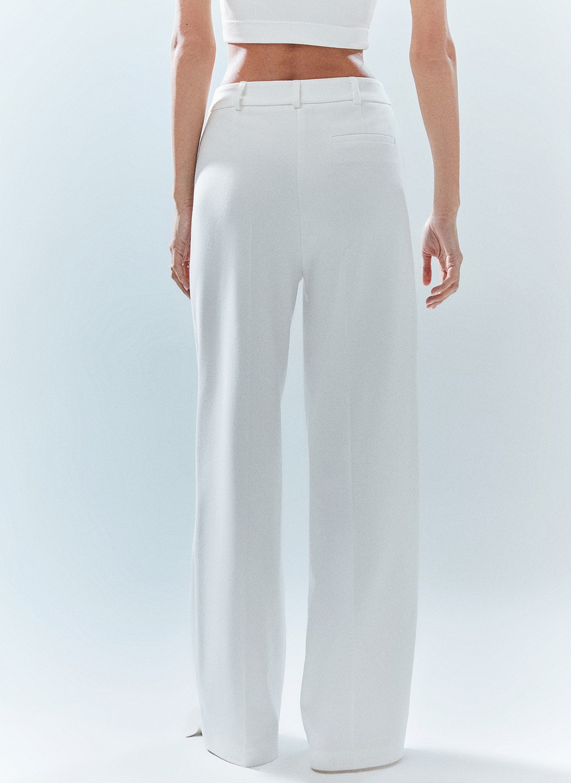 Брюки широкие полной длины, цвет: белый Allweneed Брюки на средней посадке полной длины. Скрытая застёжка на молнию. Модель свободного кроя делает силуэт визуально стройнее. Приятная к телу костюмная ткань хорошо держит форму и обеспечивает правильную посадку по фигуре. Мы рекомендуем сочетать брюки с жакетом из новогодней коллекции, дополняя комплект броскими украшениями в праздничную ночь и топом в рубчик в будничной жизни. Представлены в трёх цветах: сиреневый рассказывает о тихом утре 1 января, красный апельсин символизирует мандарины и гирлянды, а белый это чистый зимний снег.