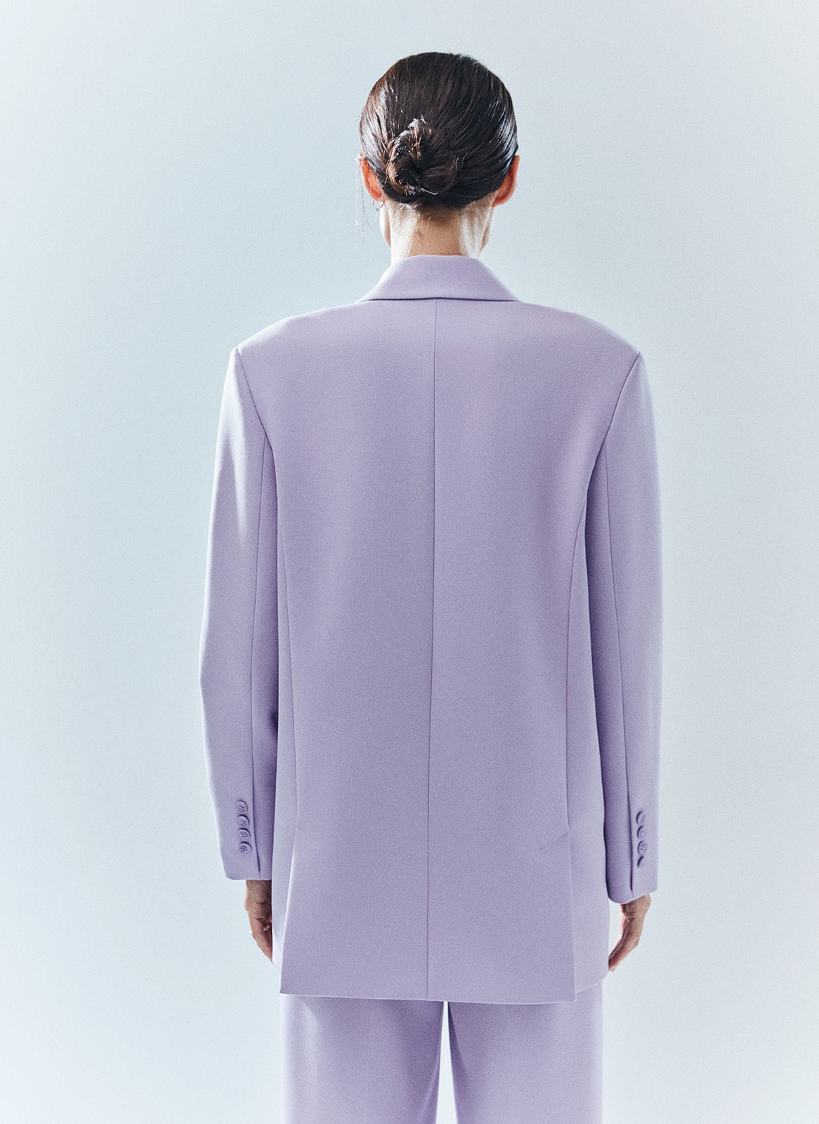 Объемный жакет "с мужского плеча", цвет: лавандовый Allweneed Жакет с объёмной линией плеча. Принадлежит к костюмной группе, ставшей основной в нашей новогодней капсуле. Шлица на спинке для декора и комфорта. Два кармана и пуговицы на рукаве. Мы создали слегка удлинённую модель свободного кроя, которая подходит девушкам с разным ростом. Приятная костюмная ткань имеет деликатный отблеск и хорошо держит форму. В праздник наденьте его с брюками из коллекции или с женственным платьем-комбинацией из тонкой вискозы. Представлен в трёх цветах: сиреневый рассказывает о тихом утре 1 января, красный апельсин символизирует мандарины и гирлянды, а белый это чистый зимний снег.