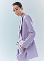 Объемный жакет "с мужского плеча", цвет: лавандовый Allweneed Жакет с объёмной линией плеча. Принадлежит к костюмной группе, ставшей основной в нашей новогодней капсуле. Шлица на спинке для декора и комфорта. Два кармана и пуговицы на рукаве. Мы создали слегка удлинённую модель свободного кроя, которая подходит девушкам с разным ростом. Приятная костюмная ткань имеет деликатный отблеск и хорошо держит форму. В праздник наденьте его с брюками из коллекции или с женственным платьем-комбинацией из тонкой вискозы. Представлен в трёх цветах: сиреневый рассказывает о тихом утре 1 января, красный апельсин символизирует мандарины и гирлянды, а белый это чистый зимний снег.