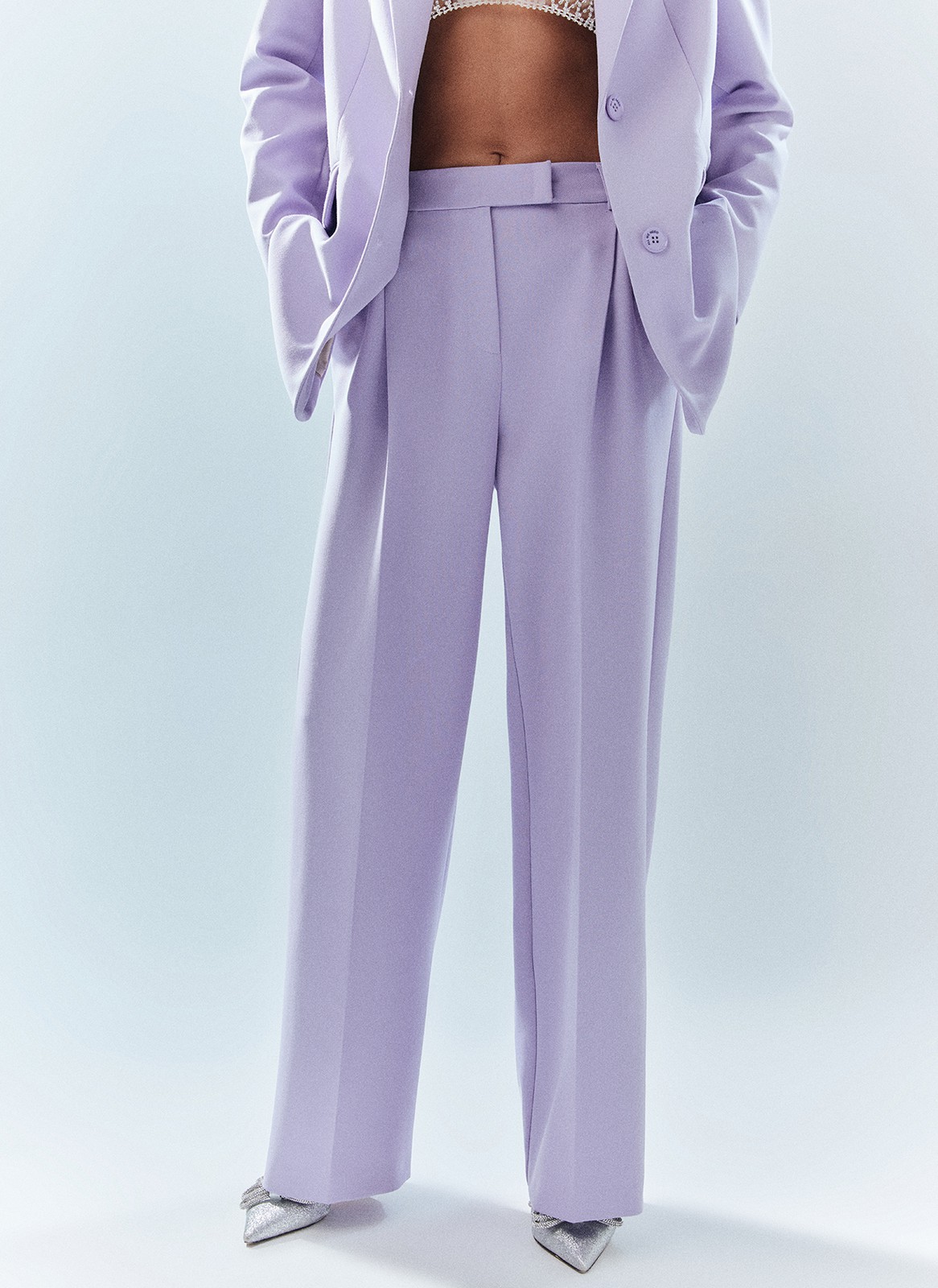 Брюки широкие полной длины, цвет: лавандовый Allweneed Брюки на средней посадке полной длины. Скрытая застёжка на молнию. Модель свободного кроя делает силуэт визуально стройнее. Приятная к телу костюмная ткань хорошо держит форму и обеспечивает правильную посадку по фигуре. Мы рекомендуем сочетать брюки с жакетом из новогодней коллекции, дополняя комплект броскими украшениями в праздничную ночь и топом в рубчик в будничной жизни. Представлены в трёх цветах: сиреневый рассказывает о тихом утре 1 января, красный апельсин символизирует мандарины и гирлянды, а белый это чистый зимний снег.