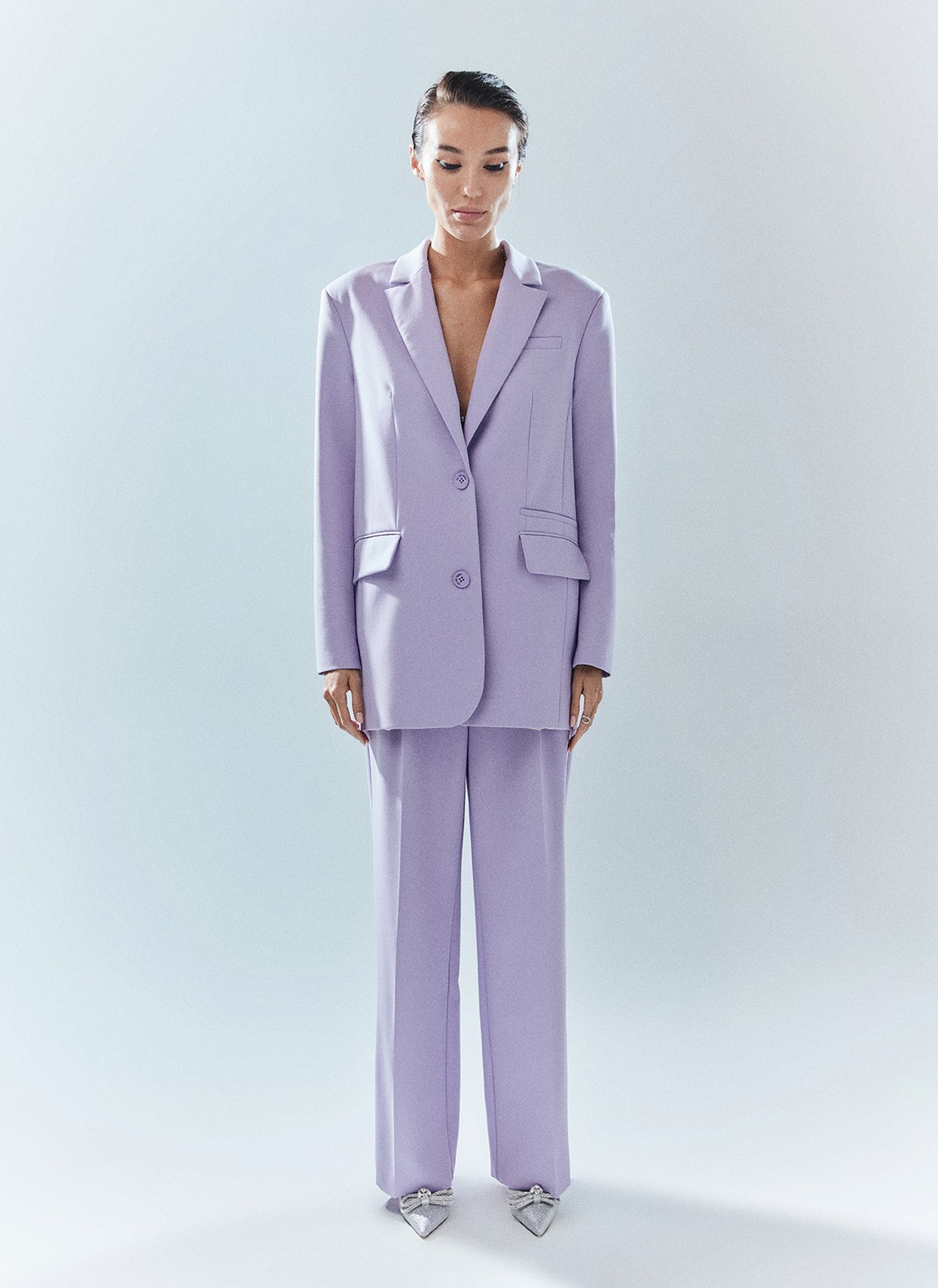 Объемный жакет "с мужского плеча", цвет: лавандовый Allweneed Жакет с объёмной линией плеча. Принадлежит к костюмной группе, ставшей основной в нашей новогодней капсуле. Шлица на спинке для декора и комфорта. Два кармана и пуговицы на рукаве. Мы создали слегка удлинённую модель свободного кроя, которая подходит девушкам с разным ростом. Приятная костюмная ткань имеет деликатный отблеск и хорошо держит форму. В праздник наденьте его с брюками из коллекции или с женственным платьем-комбинацией из тонкой вискозы. Представлен в трёх цветах: сиреневый рассказывает о тихом утре 1 января, красный апельсин символизирует мандарины и гирлянды, а белый это чистый зимний снег.