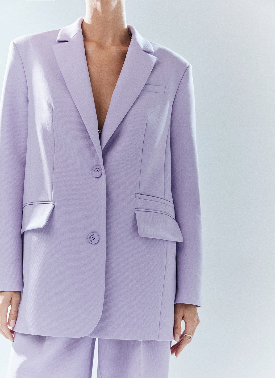 Объемный жакет "с мужского плеча", цвет: лавандовый Allweneed Жакет с объёмной линией плеча. Принадлежит к костюмной группе, ставшей основной в нашей новогодней капсуле. Шлица на спинке для декора и комфорта. Два кармана и пуговицы на рукаве. Мы создали слегка удлинённую модель свободного кроя, которая подходит девушкам с разным ростом. Приятная костюмная ткань имеет деликатный отблеск и хорошо держит форму. В праздник наденьте его с брюками из коллекции или с женственным платьем-комбинацией из тонкой вискозы. Представлен в трёх цветах: сиреневый рассказывает о тихом утре 1 января, красный апельсин символизирует мандарины и гирлянды, а белый это чистый зимний снег.