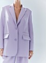 Объемный жакет "с мужского плеча", цвет: лавандовый Allweneed Жакет с объёмной линией плеча. Принадлежит к костюмной группе, ставшей основной в нашей новогодней капсуле. Шлица на спинке для декора и комфорта. Два кармана и пуговицы на рукаве. Мы создали слегка удлинённую модель свободного кроя, которая подходит девушкам с разным ростом. Приятная костюмная ткань имеет деликатный отблеск и хорошо держит форму. В праздник наденьте его с брюками из коллекции или с женственным платьем-комбинацией из тонкой вискозы. Представлен в трёх цветах: сиреневый рассказывает о тихом утре 1 января, красный апельсин символизирует мандарины и гирлянды, а белый это чистый зимний снег.