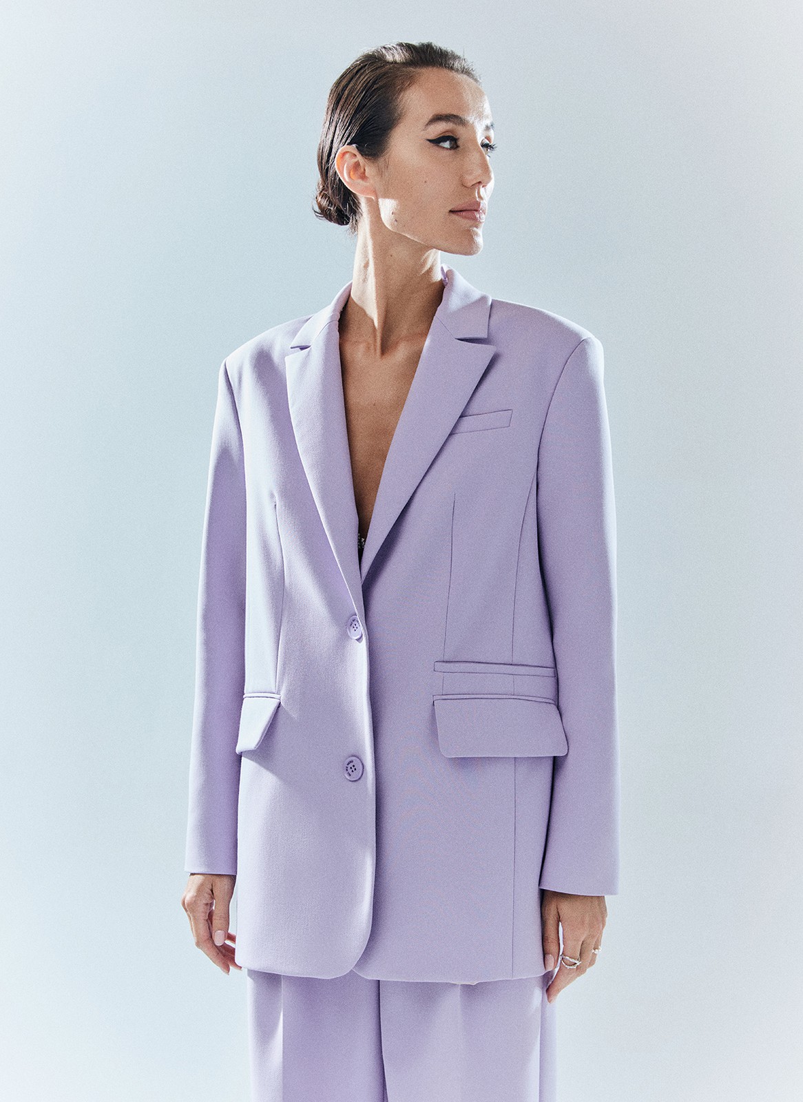 Объемный жакет "с мужского плеча", цвет: лавандовый Allweneed Жакет с объёмной линией плеча. Принадлежит к костюмной группе, ставшей основной в нашей новогодней капсуле. Шлица на спинке для декора и комфорта. Два кармана и пуговицы на рукаве. Мы создали слегка удлинённую модель свободного кроя, которая подходит девушкам с разным ростом. Приятная костюмная ткань имеет деликатный отблеск и хорошо держит форму. В праздник наденьте его с брюками из коллекции или с женственным платьем-комбинацией из тонкой вискозы. Представлен в трёх цветах: сиреневый рассказывает о тихом утре 1 января, красный апельсин символизирует мандарины и гирлянды, а белый это чистый зимний снег.
