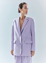 Объемный жакет "с мужского плеча", цвет: лавандовый Allweneed Жакет с объёмной линией плеча. Принадлежит к костюмной группе, ставшей основной в нашей новогодней капсуле. Шлица на спинке для декора и комфорта. Два кармана и пуговицы на рукаве. Мы создали слегка удлинённую модель свободного кроя, которая подходит девушкам с разным ростом. Приятная костюмная ткань имеет деликатный отблеск и хорошо держит форму. В праздник наденьте его с брюками из коллекции или с женственным платьем-комбинацией из тонкой вискозы. Представлен в трёх цветах: сиреневый рассказывает о тихом утре 1 января, красный апельсин символизирует мандарины и гирлянды, а белый это чистый зимний снег.