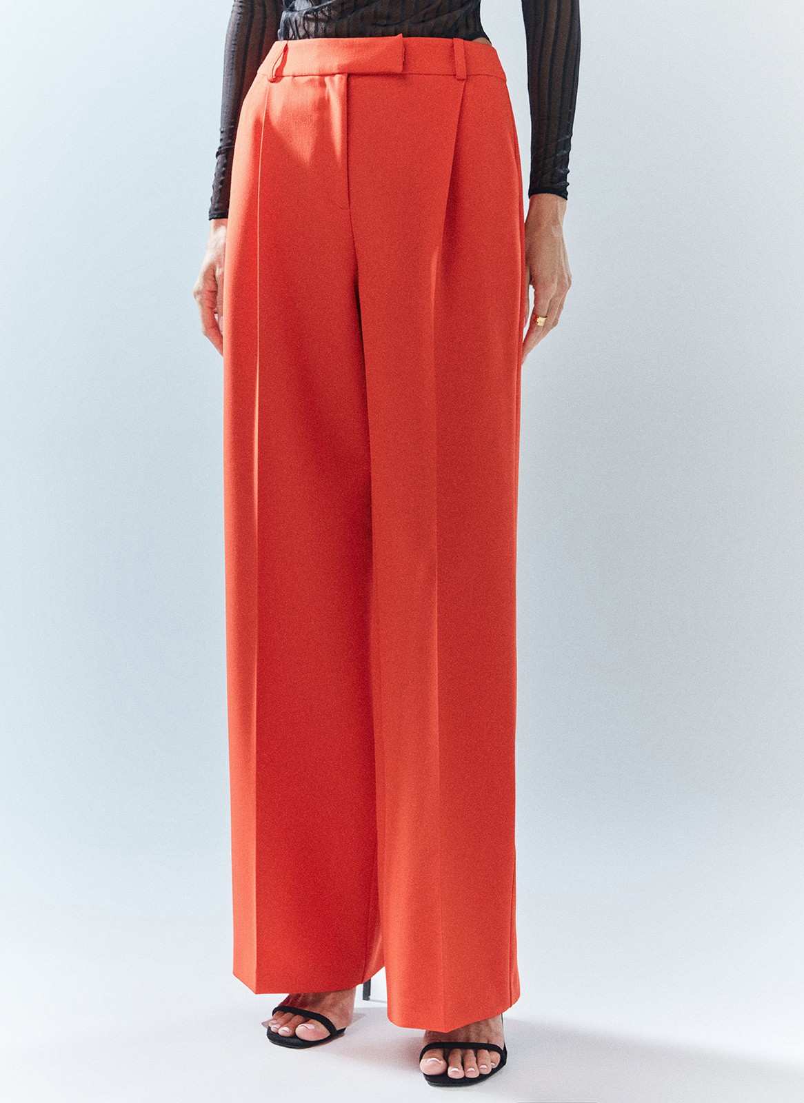 Брюки широкие полной длины, цвет: коралловый Allweneed Брюки на средней посадке полной длины. Скрытая застёжка на молнию. Модель свободного кроя делает силуэт визуально стройнее. Приятная к телу костюмная ткань хорошо держит форму и обеспечивает правильную посадку по фигуре. Мы рекомендуем сочетать брюки с жакетом из новогодней коллекции, дополняя комплект броскими украшениями в праздничную ночь и топом в рубчик в будничной жизни. Представлены в трёх цветах: сиреневый рассказывает о тихом утре 1 января, красный апельсин символизирует мандарины и гирлянды, а белый это чистый зимний снег.