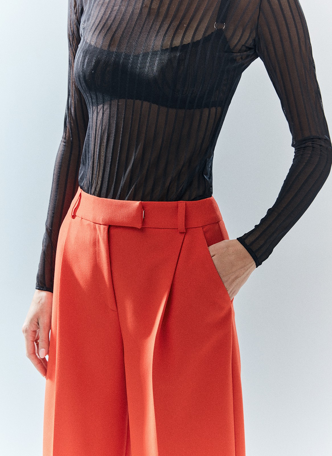 Брюки широкие полной длины, цвет: коралловый Allweneed Брюки на средней посадке полной длины. Скрытая застёжка на молнию. Модель свободного кроя делает силуэт визуально стройнее. Приятная к телу костюмная ткань хорошо держит форму и обеспечивает правильную посадку по фигуре. Мы рекомендуем сочетать брюки с жакетом из новогодней коллекции, дополняя комплект броскими украшениями в праздничную ночь и топом в рубчик в будничной жизни. Представлены в трёх цветах: сиреневый рассказывает о тихом утре 1 января, красный апельсин символизирует мандарины и гирлянды, а белый это чистый зимний снег.