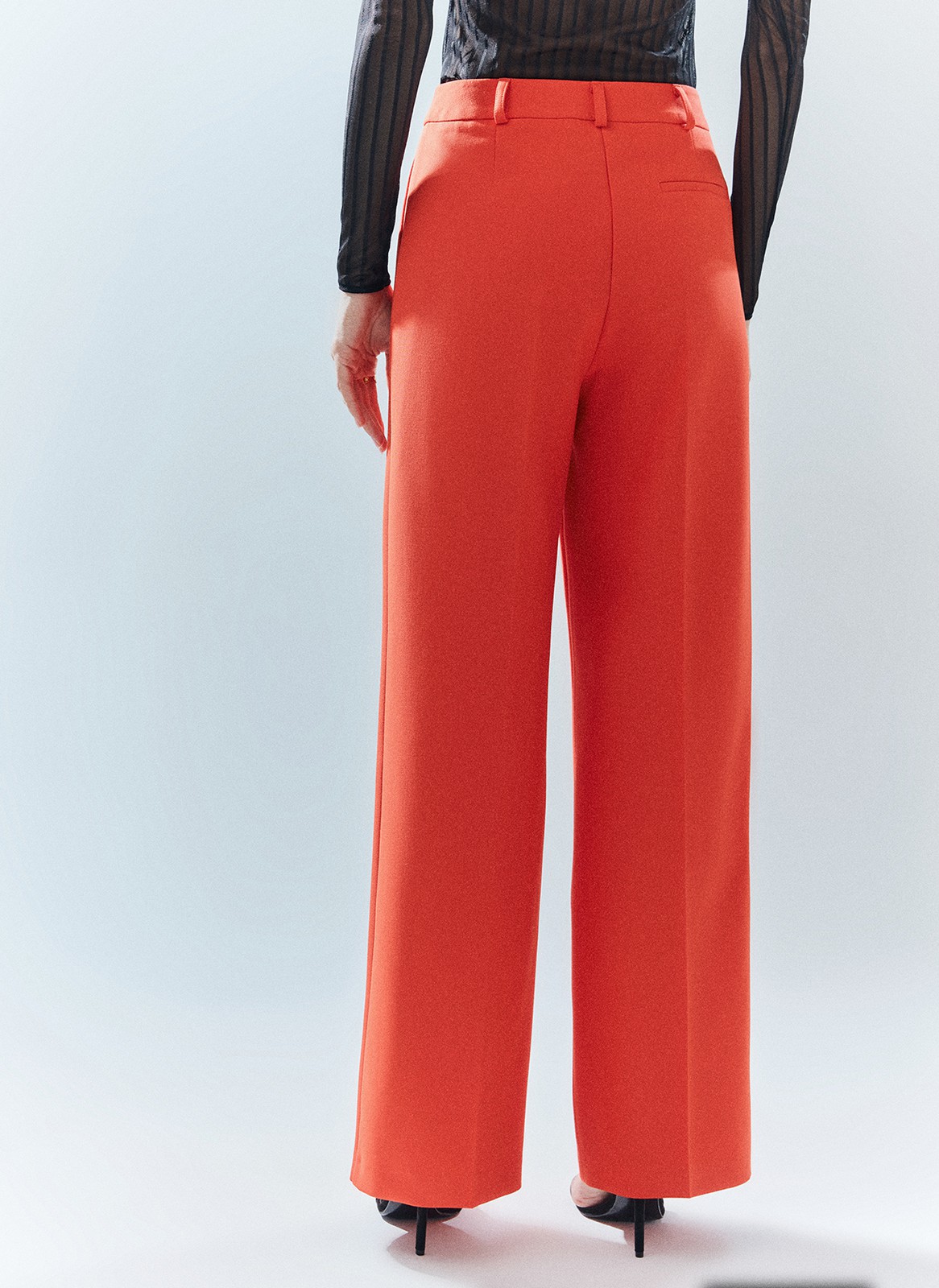 Брюки широкие полной длины, цвет: коралловый Allweneed Брюки на средней посадке полной длины. Скрытая застёжка на молнию. Модель свободного кроя делает силуэт визуально стройнее. Приятная к телу костюмная ткань хорошо держит форму и обеспечивает правильную посадку по фигуре. Мы рекомендуем сочетать брюки с жакетом из новогодней коллекции, дополняя комплект броскими украшениями в праздничную ночь и топом в рубчик в будничной жизни. Представлены в трёх цветах: сиреневый рассказывает о тихом утре 1 января, красный апельсин символизирует мандарины и гирлянды, а белый это чистый зимний снег.