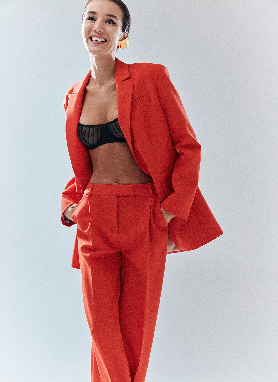 Объемный жакет "с мужского плеча", цвет: коралловый Allweneed Жакет с объёмной линией плеча. Принадлежит к костюмной группе, ставшей основной в нашей новогодней капсуле. Шлица на спинке для декора и комфорта. Два кармана и пуговицы на рукаве. Мы создали слегка удлинённую модель свободного кроя, которая подходит девушкам с разным ростом. Приятная костюмная ткань имеет деликатный отблеск и хорошо держит форму. В праздник наденьте его с брюками из коллекции или с женственным платьем-комбинацией из тонкой вискозы. Представлен в трёх цветах: сиреневый рассказывает о тихом утре 1 января, красный апельсин символизирует мандарины и гирлянды, а белый это чистый зимний снег.