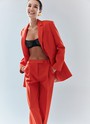 Объемный жакет "с мужского плеча", цвет: коралловый Allweneed Жакет с объёмной линией плеча. Принадлежит к костюмной группе, ставшей основной в нашей новогодней капсуле. Шлица на спинке для декора и комфорта. Два кармана и пуговицы на рукаве. Мы создали слегка удлинённую модель свободного кроя, которая подходит девушкам с разным ростом. Приятная костюмная ткань имеет деликатный отблеск и хорошо держит форму. В праздник наденьте его с брюками из коллекции или с женственным платьем-комбинацией из тонкой вискозы. Представлен в трёх цветах: сиреневый рассказывает о тихом утре 1 января, красный апельсин символизирует мандарины и гирлянды, а белый это чистый зимний снег.