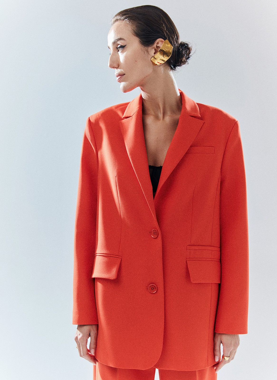 Объемный жакет "с мужского плеча", цвет: коралловый Allweneed Жакет с объёмной линией плеча. Принадлежит к костюмной группе, ставшей основной в нашей новогодней капсуле. Шлица на спинке для декора и комфорта. Два кармана и пуговицы на рукаве. Мы создали слегка удлинённую модель свободного кроя, которая подходит девушкам с разным ростом. Приятная костюмная ткань имеет деликатный отблеск и хорошо держит форму. В праздник наденьте его с брюками из коллекции или с женственным платьем-комбинацией из тонкой вискозы. Представлен в трёх цветах: сиреневый рассказывает о тихом утре 1 января, красный апельсин символизирует мандарины и гирлянды, а белый это чистый зимний снег.