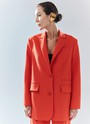 Объемный жакет "с мужского плеча", цвет: коралловый Allweneed Жакет с объёмной линией плеча. Принадлежит к костюмной группе, ставшей основной в нашей новогодней капсуле. Шлица на спинке для декора и комфорта. Два кармана и пуговицы на рукаве. Мы создали слегка удлинённую модель свободного кроя, которая подходит девушкам с разным ростом. Приятная костюмная ткань имеет деликатный отблеск и хорошо держит форму. В праздник наденьте его с брюками из коллекции или с женственным платьем-комбинацией из тонкой вискозы. Представлен в трёх цветах: сиреневый рассказывает о тихом утре 1 января, красный апельсин символизирует мандарины и гирлянды, а белый это чистый зимний снег.