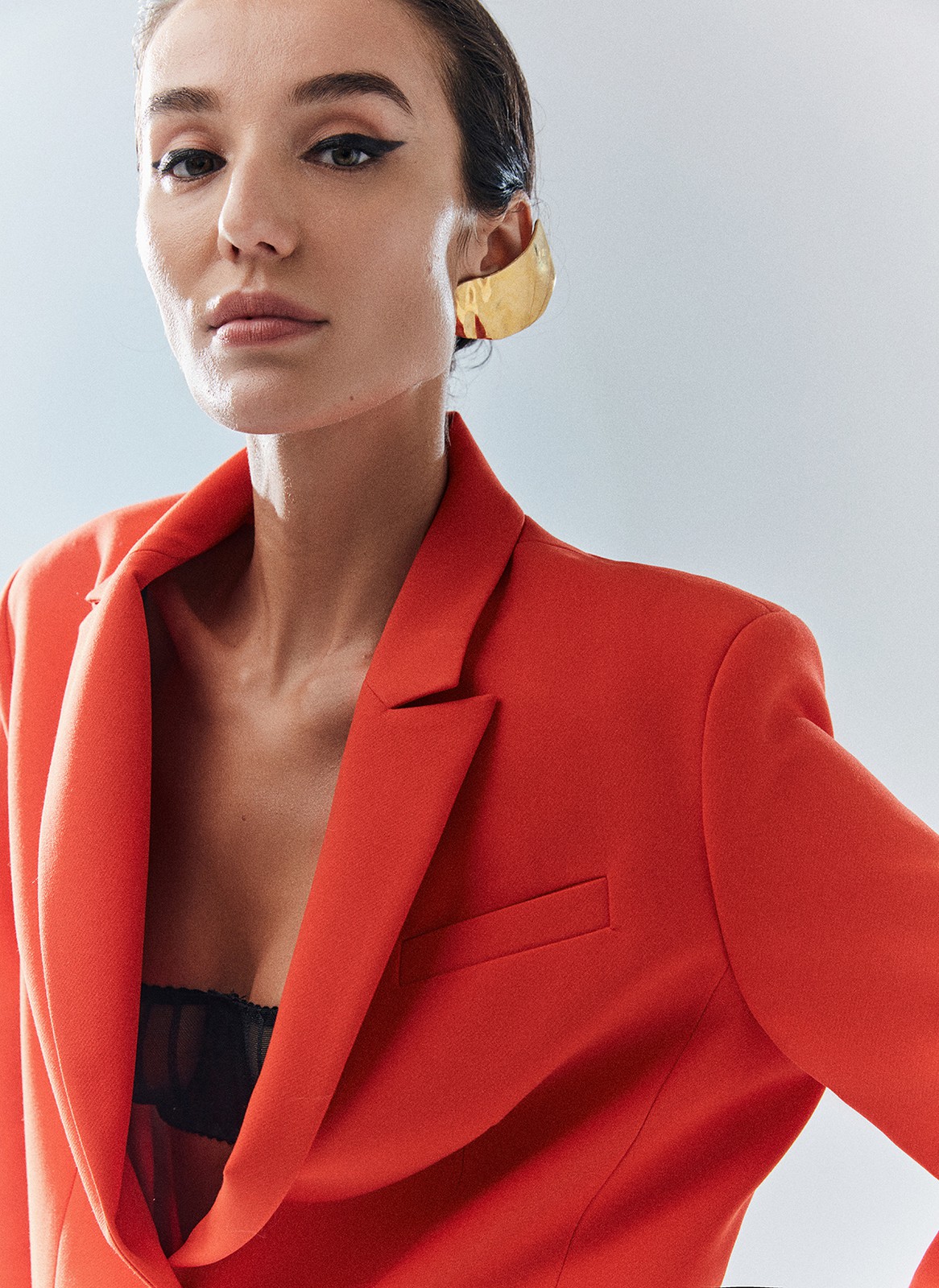 Объемный жакет "с мужского плеча", цвет: коралловый Allweneed Жакет с объёмной линией плеча. Принадлежит к костюмной группе, ставшей основной в нашей новогодней капсуле. Шлица на спинке для декора и комфорта. Два кармана и пуговицы на рукаве. Мы создали слегка удлинённую модель свободного кроя, которая подходит девушкам с разным ростом. Приятная костюмная ткань имеет деликатный отблеск и хорошо держит форму. В праздник наденьте его с брюками из коллекции или с женственным платьем-комбинацией из тонкой вискозы. Представлен в трёх цветах: сиреневый рассказывает о тихом утре 1 января, красный апельсин символизирует мандарины и гирлянды, а белый это чистый зимний снег.