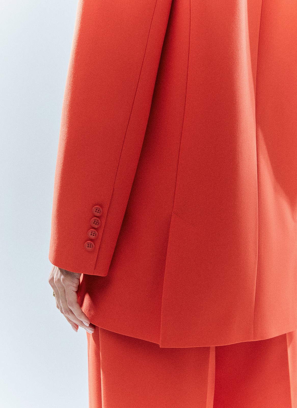 Объемный жакет "с мужского плеча", цвет: коралловый Allweneed Жакет с объёмной линией плеча. Принадлежит к костюмной группе, ставшей основной в нашей новогодней капсуле. Шлица на спинке для декора и комфорта. Два кармана и пуговицы на рукаве. Мы создали слегка удлинённую модель свободного кроя, которая подходит девушкам с разным ростом. Приятная костюмная ткань имеет деликатный отблеск и хорошо держит форму. В праздник наденьте его с брюками из коллекции или с женственным платьем-комбинацией из тонкой вискозы. Представлен в трёх цветах: сиреневый рассказывает о тихом утре 1 января, красный апельсин символизирует мандарины и гирлянды, а белый это чистый зимний снег.