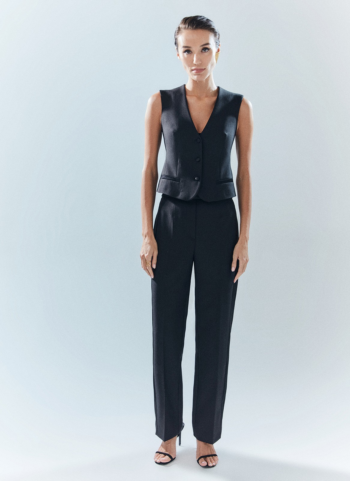 Жилет, цвет: Черный Allweneed
Жилет из костюмной ткани та часть нашей новогодней капсулы, что была вдохновлена классическим смокингом. Чуть приталенный силуэт, регулируемый ремешок на спинке и красивая V-образная зона декольте. Застёжка на три пуговицы в тон. Эту модель мы сделали слегка укороченной, чтобы сочетать с брюками на высокой посадке, также вошедшими в коллекцию. Носите самостоятельно для создания вечернего образа или с рубашкой, если отправляетесь по делам.