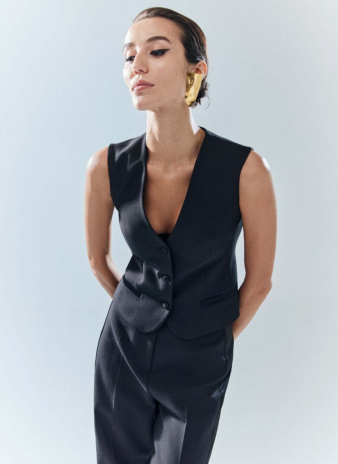 Жилет, цвет: Черный Allweneed
Жилет из костюмной ткани та часть нашей новогодней капсулы, что была вдохновлена классическим смокингом. Чуть приталенный силуэт, регулируемый ремешок на спинке и красивая V-образная зона декольте. Застёжка на три пуговицы в тон. Эту модель мы сделали слегка укороченной, чтобы сочетать с брюками на высокой посадке, также вошедшими в коллекцию. Носите самостоятельно для создания вечернего образа или с рубашкой, если отправляетесь по делам.
