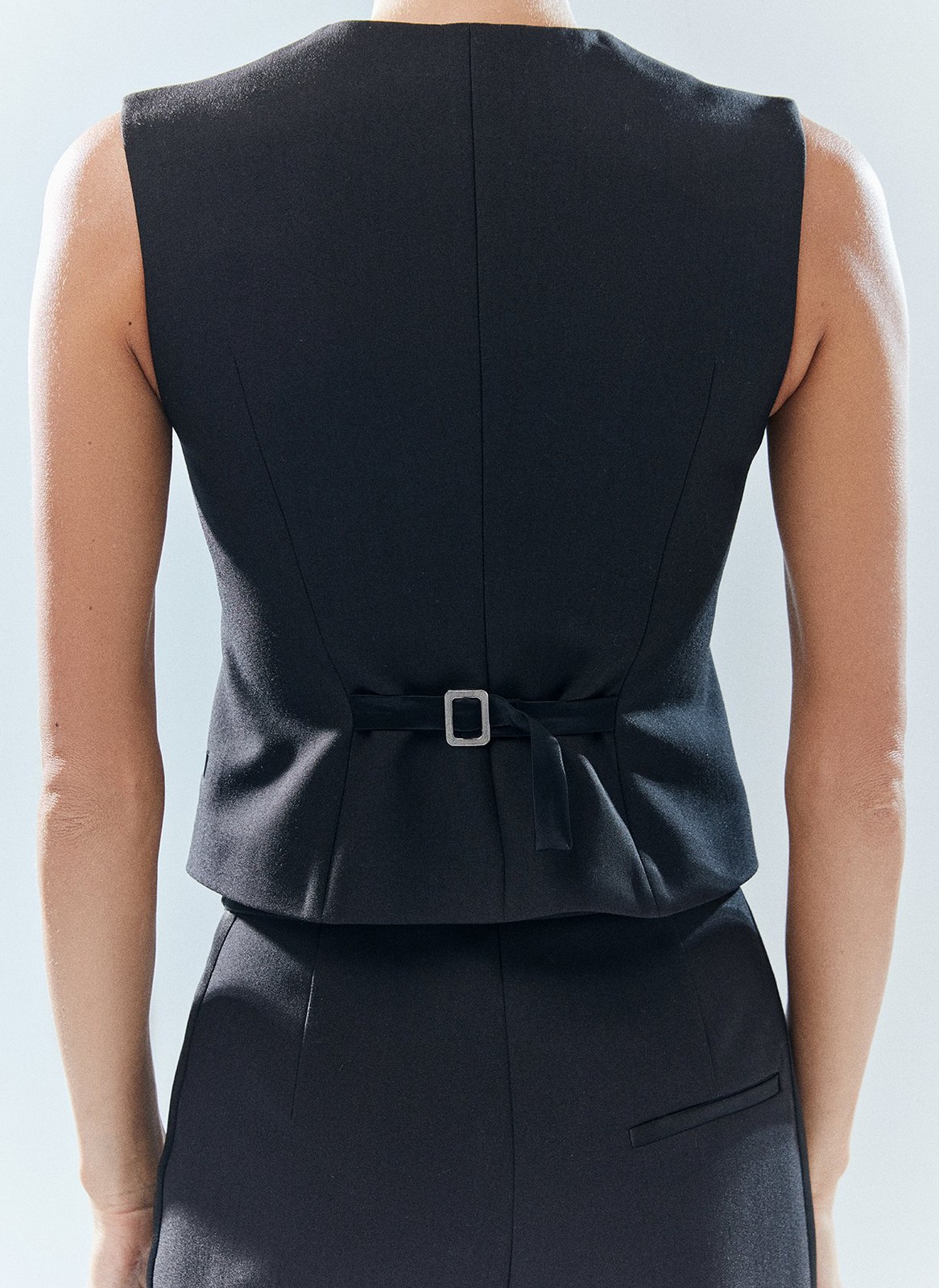 Жилет, цвет: Черный Allweneed
Жилет из костюмной ткани та часть нашей новогодней капсулы, что была вдохновлена классическим смокингом. Чуть приталенный силуэт, регулируемый ремешок на спинке и красивая V-образная зона декольте. Застёжка на три пуговицы в тон. Эту модель мы сделали слегка укороченной, чтобы сочетать с брюками на высокой посадке, также вошедшими в коллекцию. Носите самостоятельно для создания вечернего образа или с рубашкой, если отправляетесь по делам.