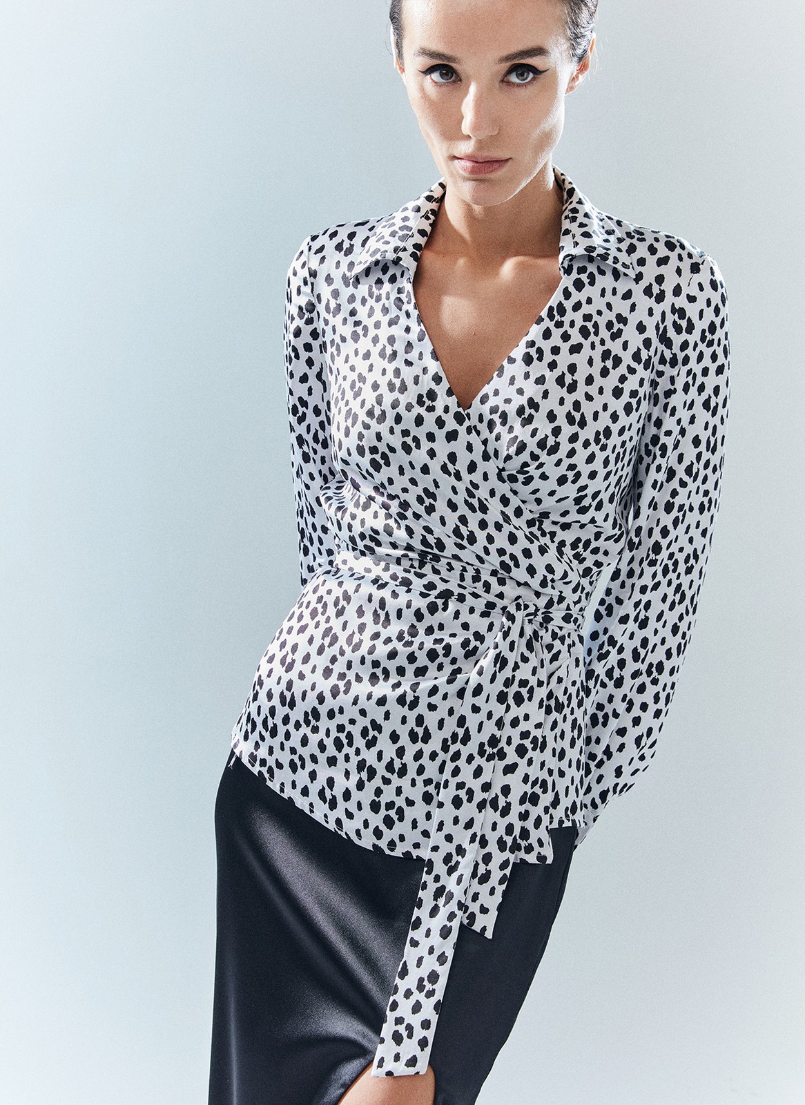 Блуза с запахом, цвет: Бело-черный Allweneed Блуза с запахом и длинным рукавом. Пояс из собственной ткани, чтобы затянуть модель и подчеркнуть талию. Благодаря запаху создаётся красивая зона декольте. Одна из самых адаптивных к будням составляющих новогодней капсулы. Изделие равно хорошо дополнит утончённый и романтичный и дерзкий сексуальный образы из-за принта, отдалённо напоминающего анималистичный. Вы можете сочетать блузу с любимыми брюками и летящими юбками или как мы с атласной юбкой из праздничной коллекции.