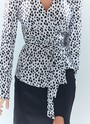 Блуза с запахом, цвет: Бело-черный Allweneed Блуза с запахом и длинным рукавом. Пояс из собственной ткани, чтобы затянуть модель и подчеркнуть талию. Благодаря запаху создаётся красивая зона декольте. Одна из самых адаптивных к будням составляющих новогодней капсулы. Изделие равно хорошо дополнит утончённый и романтичный и дерзкий сексуальный образы из-за принта, отдалённо напоминающего анималистичный. Вы можете сочетать блузу с любимыми брюками и летящими юбками или как мы с атласной юбкой из праздничной коллекции.