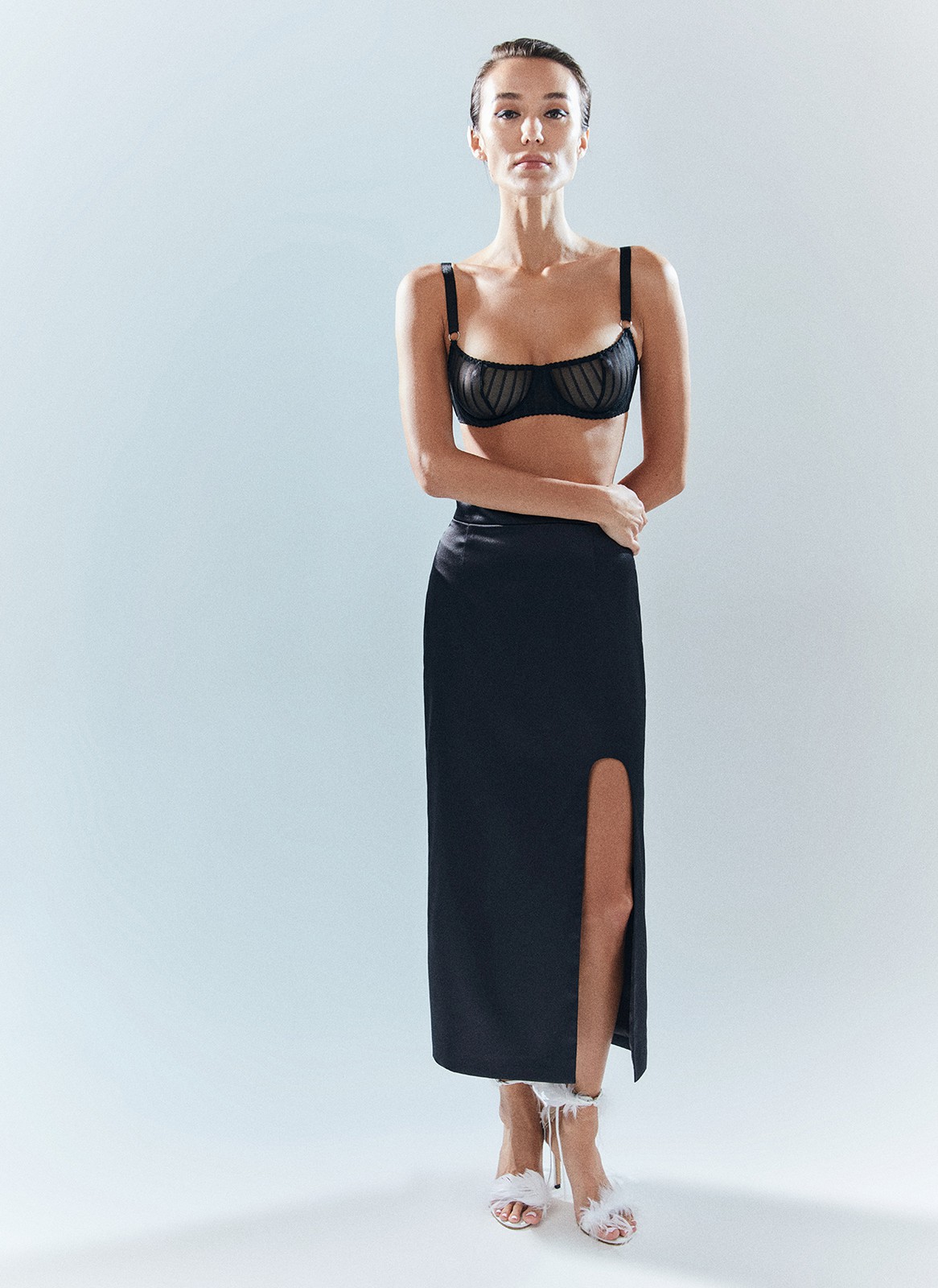 Юбка миди с разрезом, цвет: Черный Allweneed Атласная юбка длины миди с разрезом. Строгая и женственная одновременно, она стала частью наших размышлений о женском праздничном смокинге. Удобная посадка на талии, чтобы изделие смотрелось хорошо на разных фигурах. Модель подчёркивает красоту ваших ног благодаря смелому разрезу в ультрамодной форме арки. В новогоднюю ночь сочетайте с топом в бельевом стиле и оверсайз-жакетами, играя на контрастах кроя. После носите с базовыми лонгсливами, топом в рубчик и блузой с запахом.