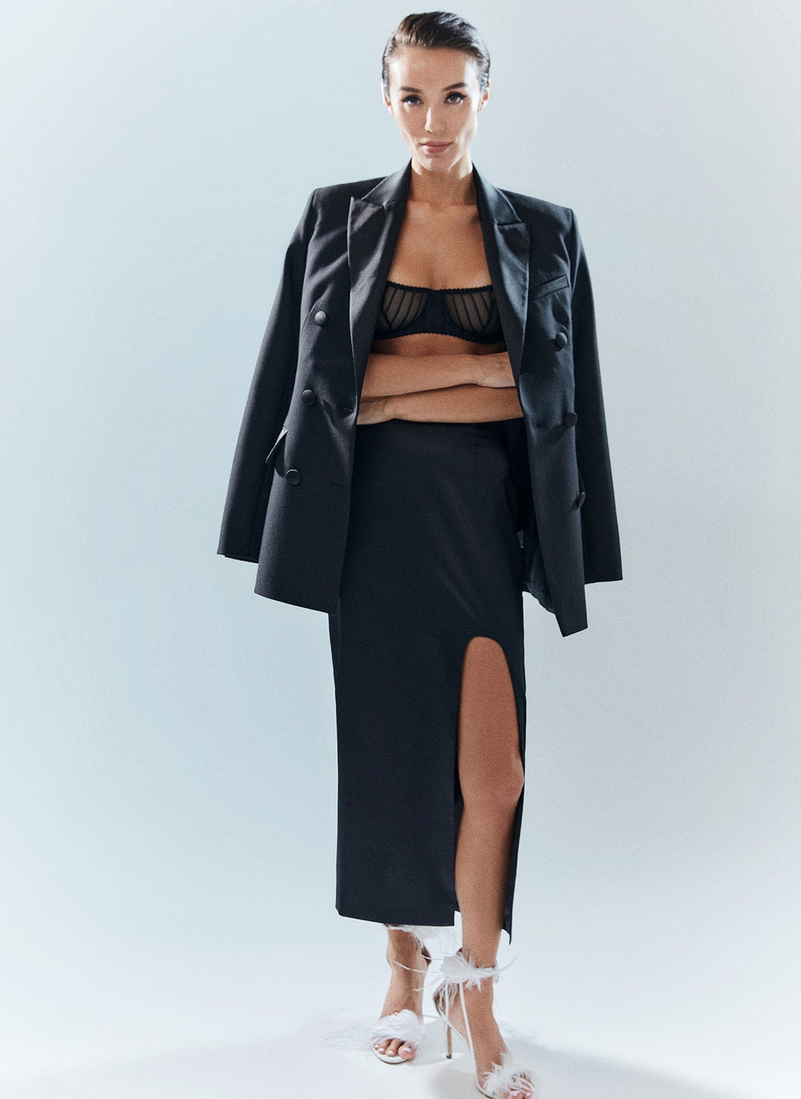 Юбка миди с разрезом, цвет: Черный Allweneed Атласная юбка длины миди с разрезом. Строгая и женственная одновременно, она стала частью наших размышлений о женском праздничном смокинге. Удобная посадка на талии, чтобы изделие смотрелось хорошо на разных фигурах. Модель подчёркивает красоту ваших ног благодаря смелому разрезу в ультрамодной форме арки. В новогоднюю ночь сочетайте с топом в бельевом стиле и оверсайз-жакетами, играя на контрастах кроя. После носите с базовыми лонгсливами, топом в рубчик и блузой с запахом.