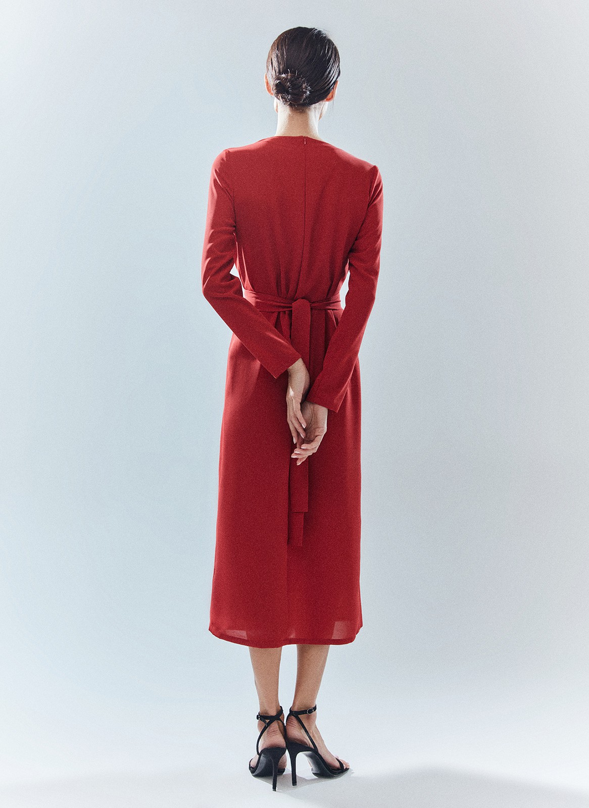 Платье длины миди с глубоким вырезом. Яркая модель новогодней коллекции. Драпировки в районе декольте добавляют платью торжественности. Акцент на талии формирует женственный силуэт. Платье создаёт иллюзию комплекта из юбки и блузы, дополняя концепцию парности нашей новогодней капсулы. Для создания модели мы использовали ткань с лёгким блеском в праздничном красном и нарядном чёрном цветах, чтобы вы сияли в новогоднюю ночь. Подберите к платью украшение на шею, так вы подчеркнёте красоту зоны ключиц.