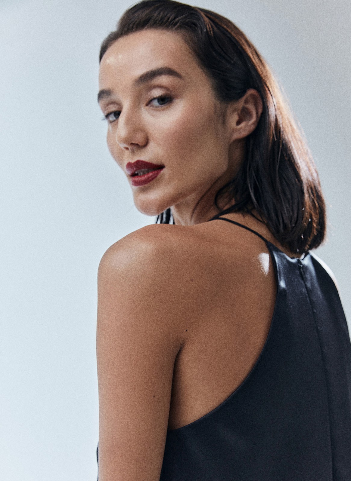 Топ на тонких бретелях в бельевом стиле. Модель выполнена из ткани с деликатным отливом, чтобы сиять под светом праздничных огней. На изделии есть специальные вытачки для лучшей посадки. Мы создали модель с трендовым вырезом халтер. Сочетайте с любимой юбкой или брюками из новогодней капсулы, а также носите после праздников и даже летом топ получился довольно универсальным.

