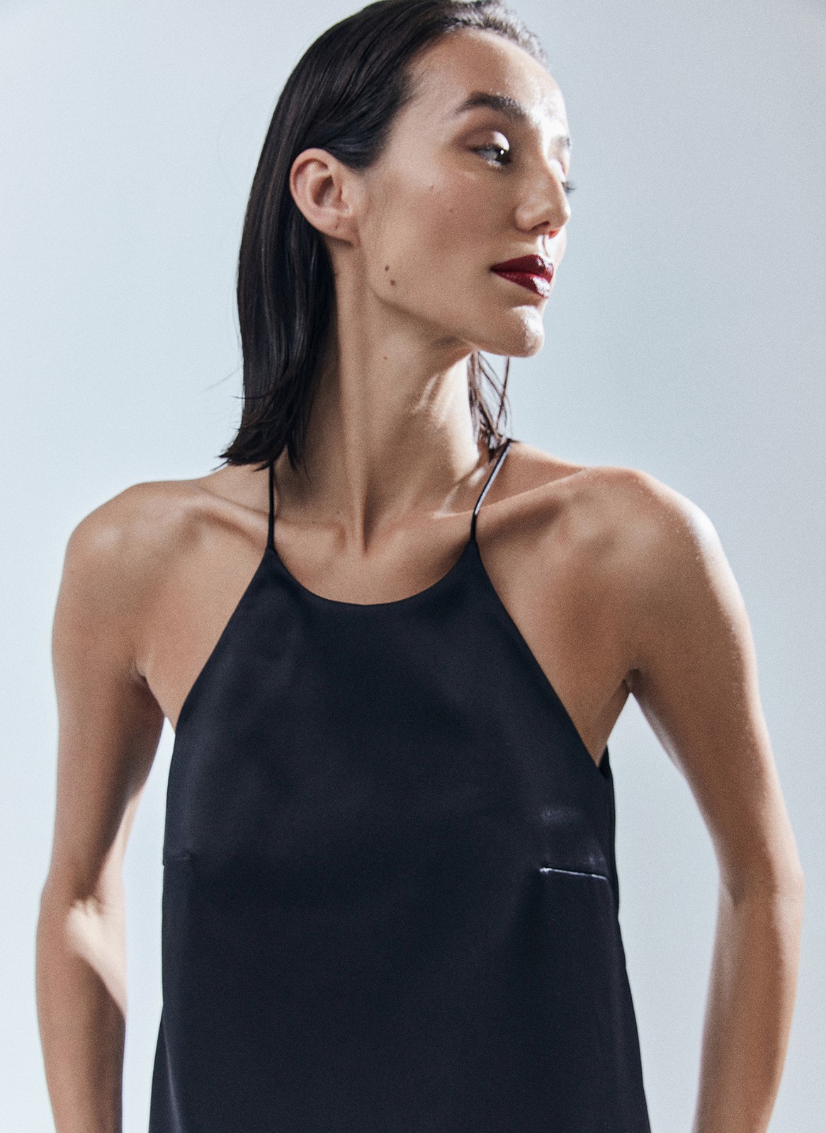 Топ на тонких бретелях в бельевом стиле. Модель выполнена из ткани с деликатным отливом, чтобы сиять под светом праздничных огней. На изделии есть специальные вытачки для лучшей посадки. Мы создали модель с трендовым вырезом халтер. Сочетайте с любимой юбкой или брюками из новогодней капсулы, а также носите после праздников и даже летом топ получился довольно универсальным.

