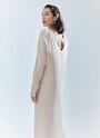 Платье длины миди с разрезом спереди. Свободный крой, деликатное сияние и струящийся материал. Акцентная деталь длинные манжеты с рядом декоративных пуговиц. На спине есть красивый V-образный вырез. Мы создали модель для праздничных моментов, но её легко добавить в гардероб на каждый день благодаря длинному рукаву и сдержанной зоне декольте. Носите для ощущения свободы в движениях или подчеркните талию широким поясом-кушаком ещё одним связующим звеном коллекции. Этот элемент костюма с восточными корнями в старину использовали и для хранения мелочей, и для утепления. Мы же оставили ему декоративное назначение.

