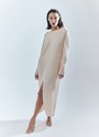 Платье длины миди с разрезом спереди. Свободный крой, деликатное сияние и струящийся материал. Акцентная деталь длинные манжеты с рядом декоративных пуговиц. На спине есть красивый V-образный вырез. Мы создали модель для праздничных моментов, но её легко добавить в гардероб на каждый день благодаря длинному рукаву и сдержанной зоне декольте. Носите для ощущения свободы в движениях или подчеркните талию широким поясом-кушаком ещё одним связующим звеном коллекции. Этот элемент костюма с восточными корнями в старину использовали и для хранения мелочей, и для утепления. Мы же оставили ему декоративное назначение.

