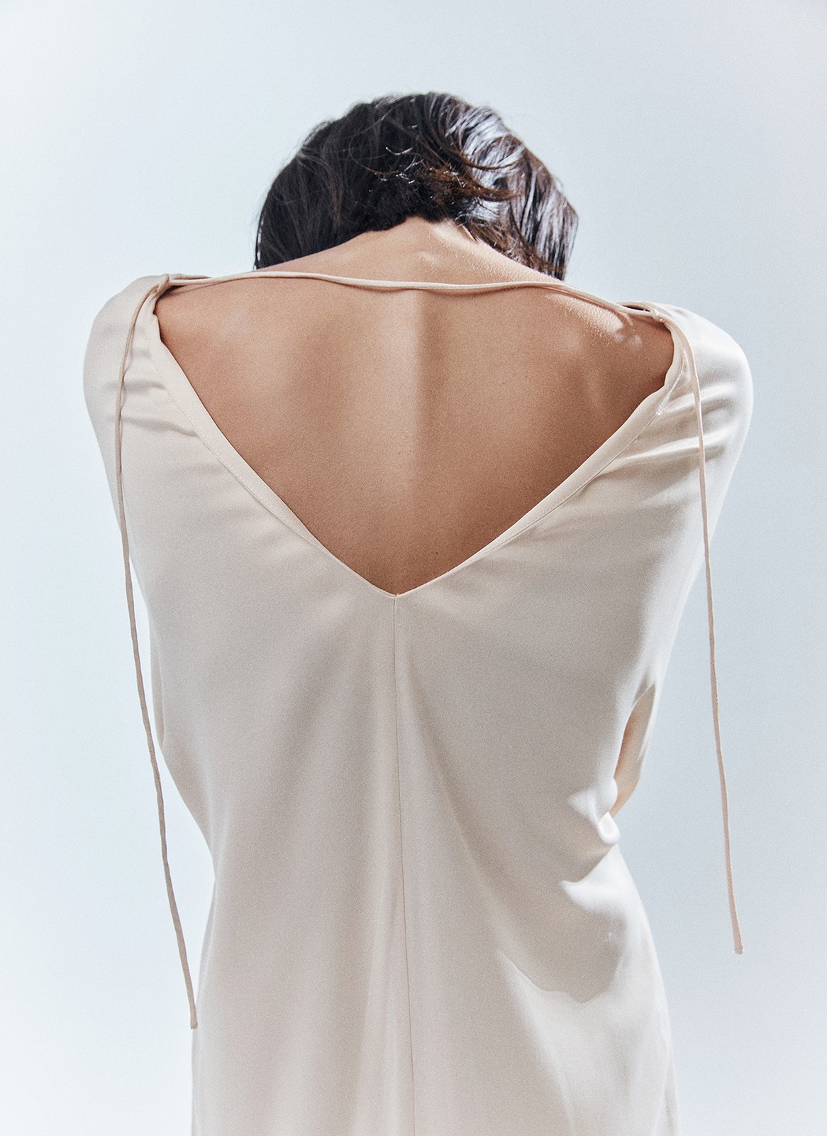 Платье длины миди с разрезом спереди. Свободный крой, деликатное сияние и струящийся материал. Акцентная деталь длинные манжеты с рядом декоративных пуговиц. На спине есть красивый V-образный вырез. Мы создали модель для праздничных моментов, но её легко добавить в гардероб на каждый день благодаря длинному рукаву и сдержанной зоне декольте. Носите для ощущения свободы в движениях или подчеркните талию широким поясом-кушаком ещё одним связующим звеном коллекции. Этот элемент костюма с восточными корнями в старину использовали и для хранения мелочей, и для утепления. Мы же оставили ему декоративное назначение.

