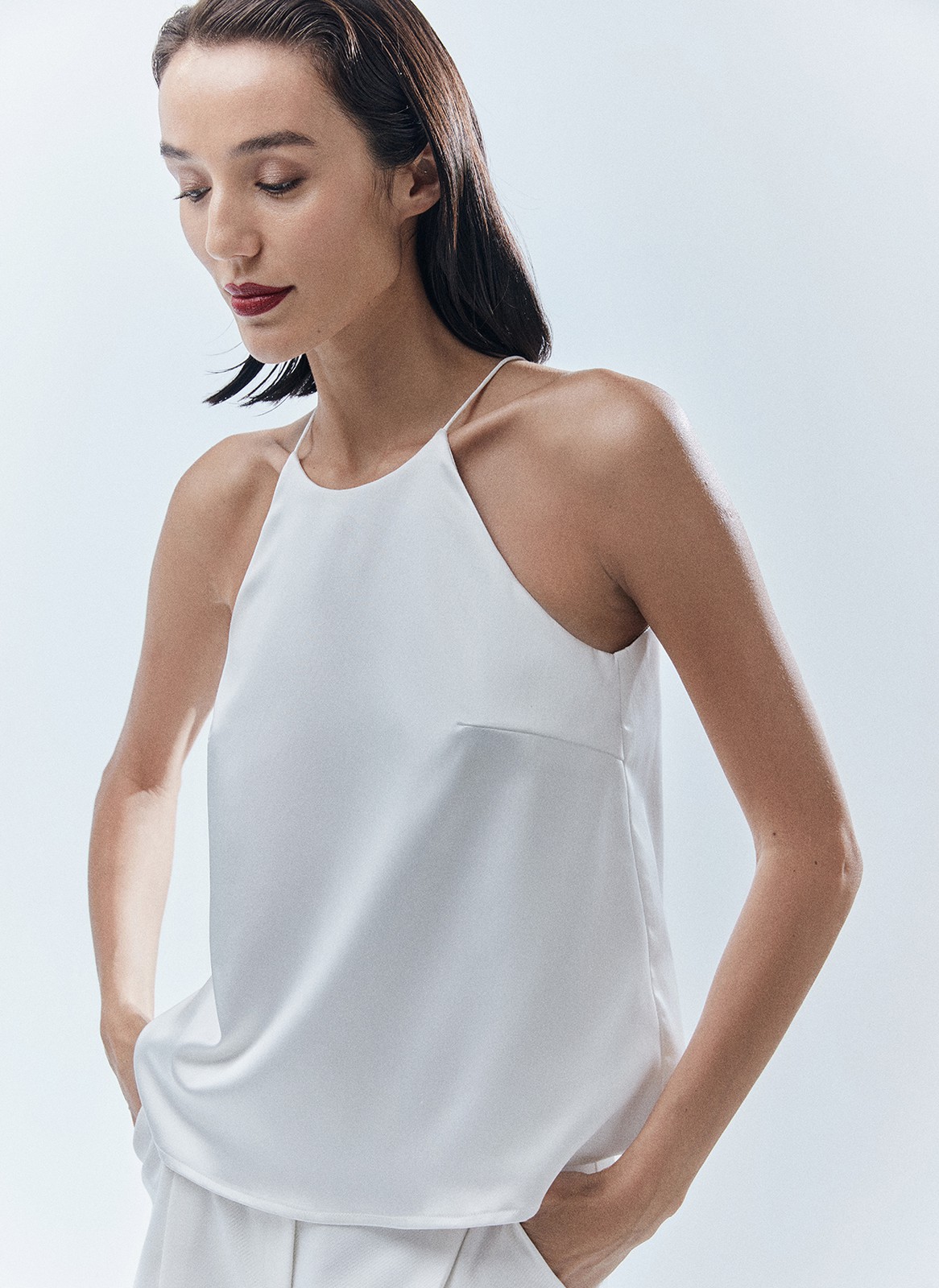 Топ на тонких бретелях, цвет: молочный Allweneed Топ на тонких бретелях в бельевом стиле. Модель выполнена из ткани с деликатным отливом, чтобы сиять под светом праздничных огней. На изделии есть специальные вытачки для лучшей посадки. Мы создали модель с трендовым вырезом халтер. Сочетайте с любимой юбкой или брюками из новогодней капсулы, а также носите после праздников и даже летом топ получился довольно универсальным.