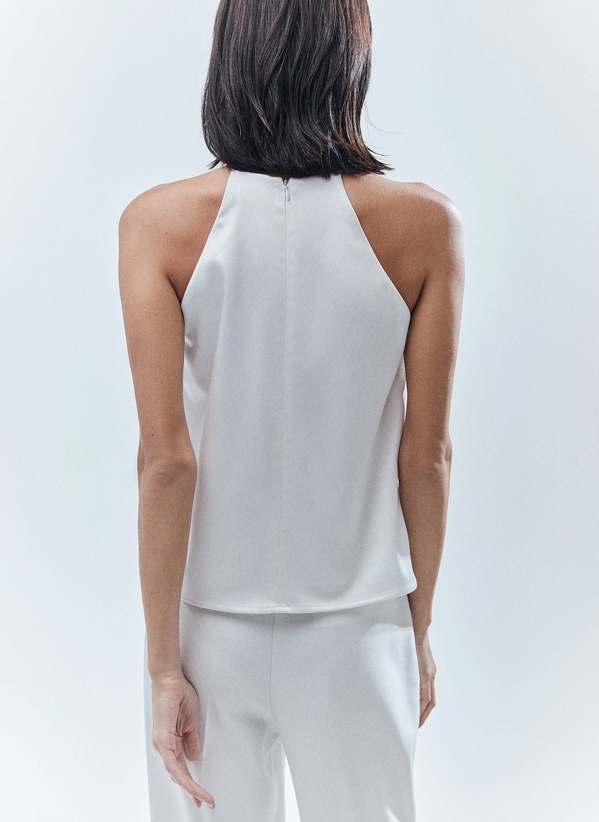 Топ на тонких бретелях, цвет: молочный Allweneed Топ на тонких бретелях в бельевом стиле. Модель выполнена из ткани с деликатным отливом, чтобы сиять под светом праздничных огней. На изделии есть специальные вытачки для лучшей посадки. Мы создали модель с трендовым вырезом халтер. Сочетайте с любимой юбкой или брюками из новогодней капсулы, а также носите после праздников и даже летом топ получился довольно универсальным.