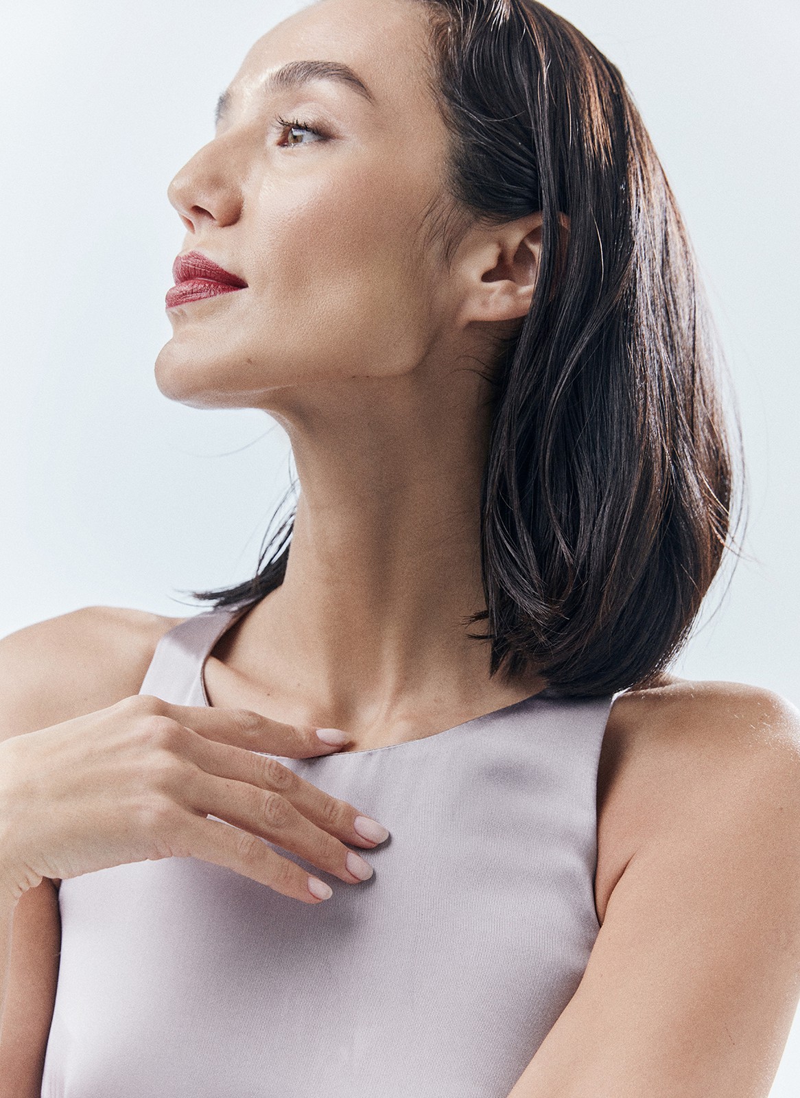 Платье длины макси с вырезом халтер. Легкая и летящая модель переливается и струится нежным водопадом по вашей коже. Специальная вытачка обеспечивает хорошую посадку по фигуре. Модель не слишком свободная, но и не слишком облегает. С помощью пояса-ленточки можно немного затянуть изделие. Наденьте платье на праздничный ужин с сияющими украшениями.

