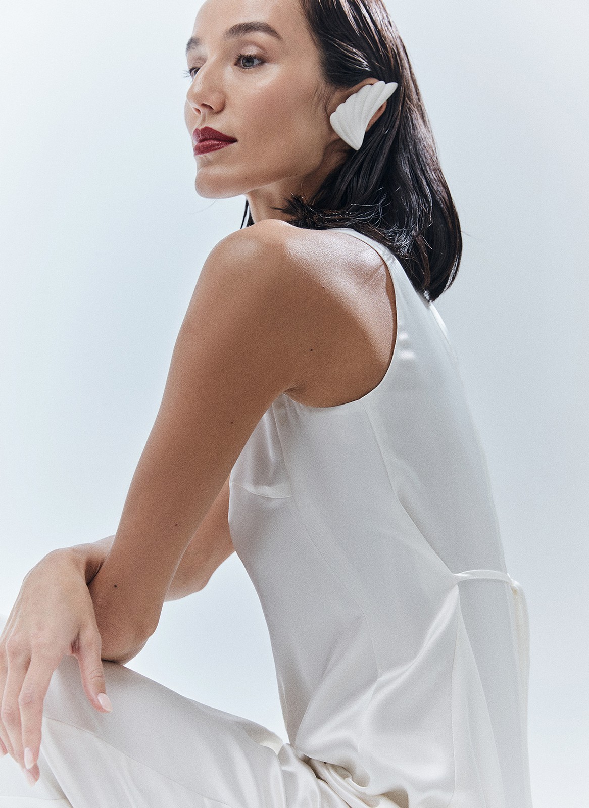 Платье с вырезом халтер, цвет: молочный Allweneed Платье длины макси с вырезом халтер. Легкая и летящая модель переливается и струится нежным водопадом по вашей коже. Специальная вытачка обеспечивает хорошую посадку по фигуре. Модель не слишком свободная, но и не слишком облегает. С помощью пояса-ленточки можно немного затянуть изделие. Наденьте платье на праздничный ужин с сияющими украшениями.