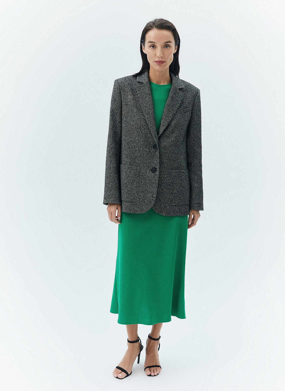 Жакет oversize с широкими плечами, цвет: Черный Allweneed
Однобортный жакет с широкими плечами. Модель выполнена из фактурной, буклированной ткани. Два накладных кармана. Мы сделали трендовый жакет с акцентной линией плеча. Если вы хотите более уверенный образ, смело добавляйте в гардероб эту модель. Мы советуем присмотреться к брюкам из коллекции, чтобы сочетать с жакетом.