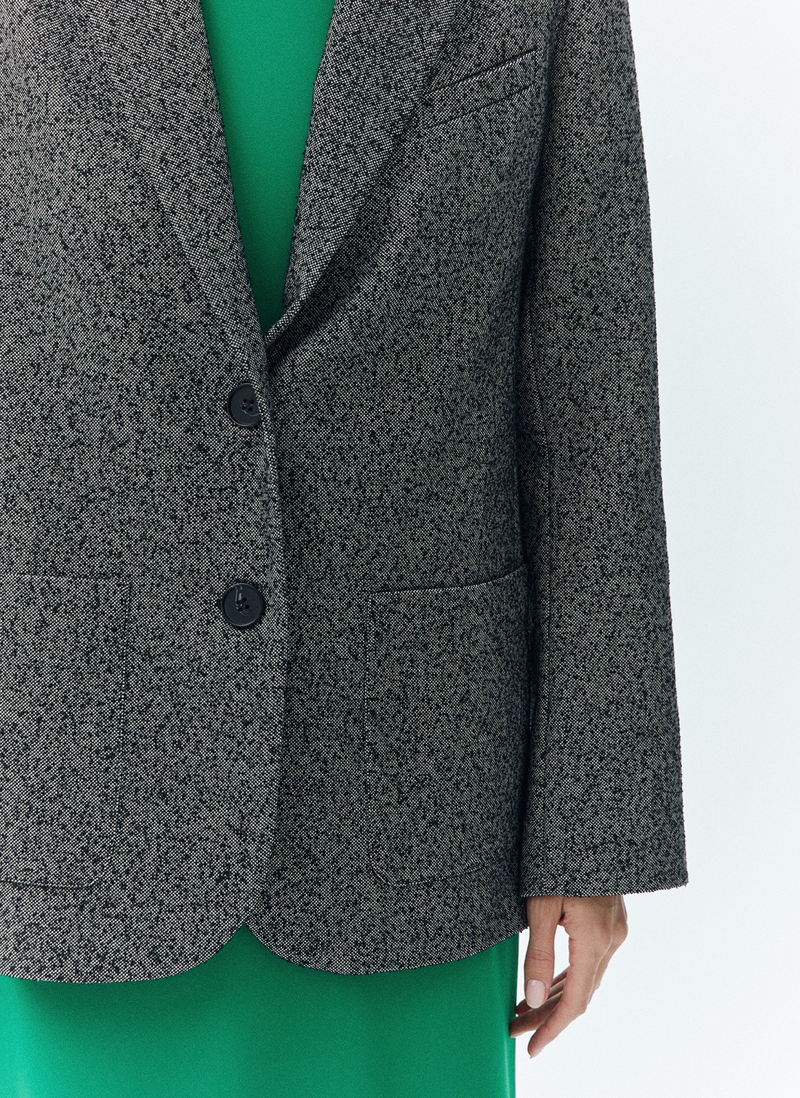 Жакет oversize с широкими плечами, цвет: Черный Allweneed
Однобортный жакет с широкими плечами. Модель выполнена из фактурной, буклированной ткани. Два накладных кармана. Мы сделали трендовый жакет с акцентной линией плеча. Если вы хотите более уверенный образ, смело добавляйте в гардероб эту модель. Мы советуем присмотреться к брюкам из коллекции, чтобы сочетать с жакетом.