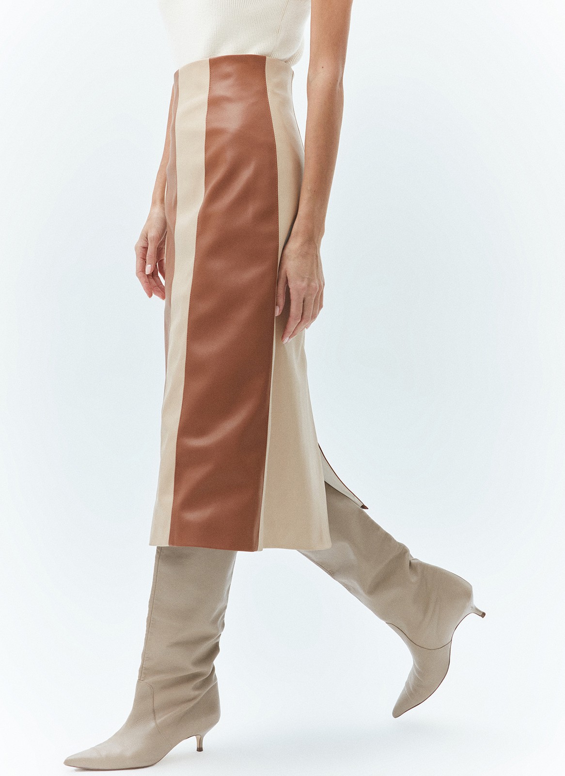 Юбка из экокожи, цвет: Бежево-рыжий Allweneed
Юбкаиз эластичной экокожи. Рельеф по всей длине изделия. Модель имеет контрастные отстрочки, которые вытягивают силуэт. Экокожа хорошо держит форму и обеспечивает правильную посадку по фигуре. Эта юбка заменит классическую модель в офисе. Вы можете также стилизовать ее для вечернего образа и добавить ещё деталей из экокожи.