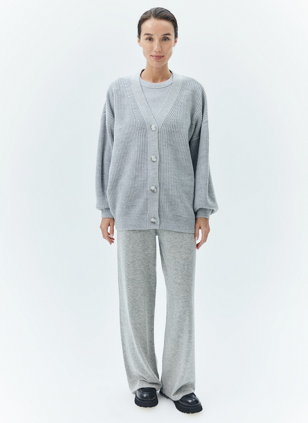 Кардиган вязаный, цвет: светло-серый Allweneed
Свободный кардиган из мягкой шерстяной ткани. Объемная и удлиненная модель для уютных посиделок с подругой за чашкой чая. Широкие рукава и декоративные пуговицы. Вязка кардигана плотная и формоустойчивая, что позволяет долго сохранять тепло. Носите с любимыми джинсами или юбками.