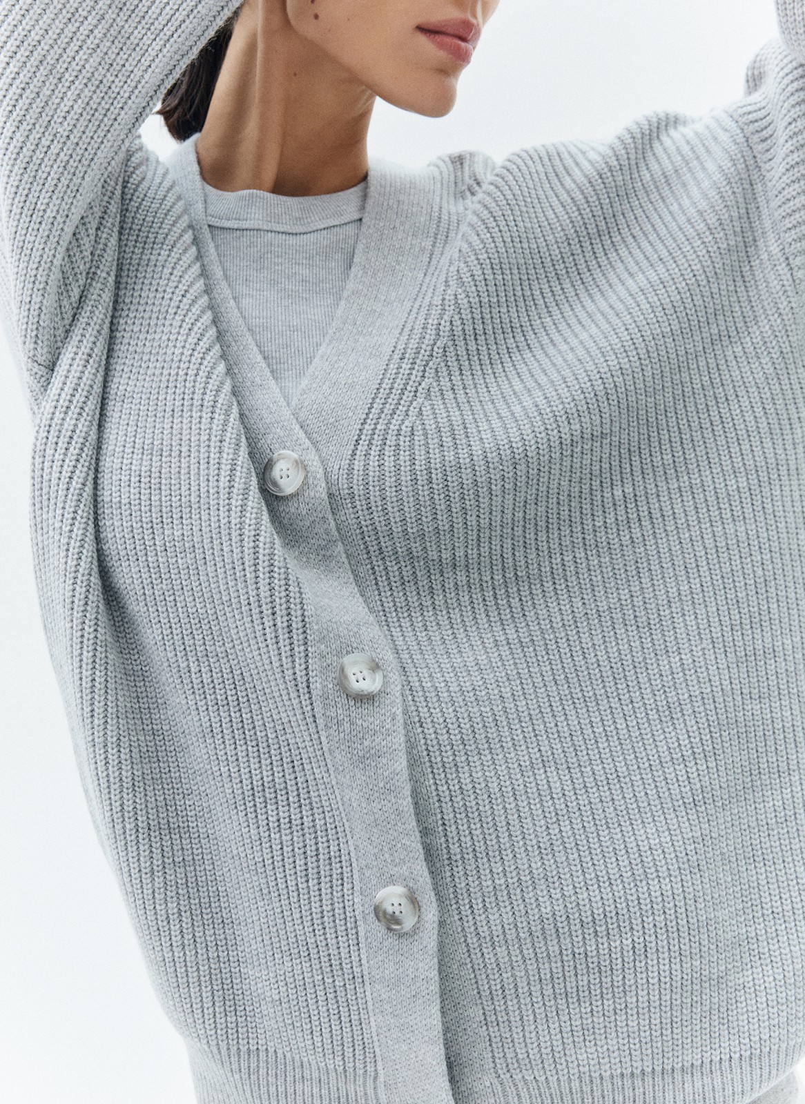 Кардиган вязаный, цвет: светло-серый Allweneed
Свободный кардиган из мягкой шерстяной ткани. Объемная и удлиненная модель для уютных посиделок с подругой за чашкой чая. Широкие рукава и декоративные пуговицы. Вязка кардигана плотная и формоустойчивая, что позволяет долго сохранять тепло. Носите с любимыми джинсами или юбками.