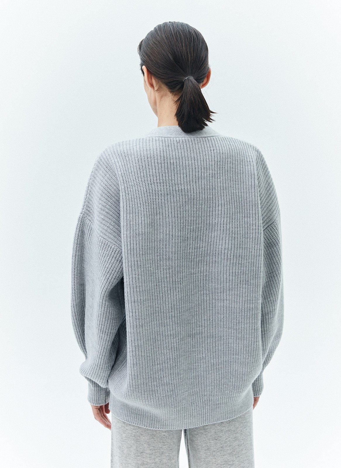 Кардиган вязаный, цвет: светло-серый Allweneed
Свободный кардиган из мягкой шерстяной ткани. Объемная и удлиненная модель для уютных посиделок с подругой за чашкой чая. Широкие рукава и декоративные пуговицы. Вязка кардигана плотная и формоустойчивая, что позволяет долго сохранять тепло. Носите с любимыми джинсами или юбками.