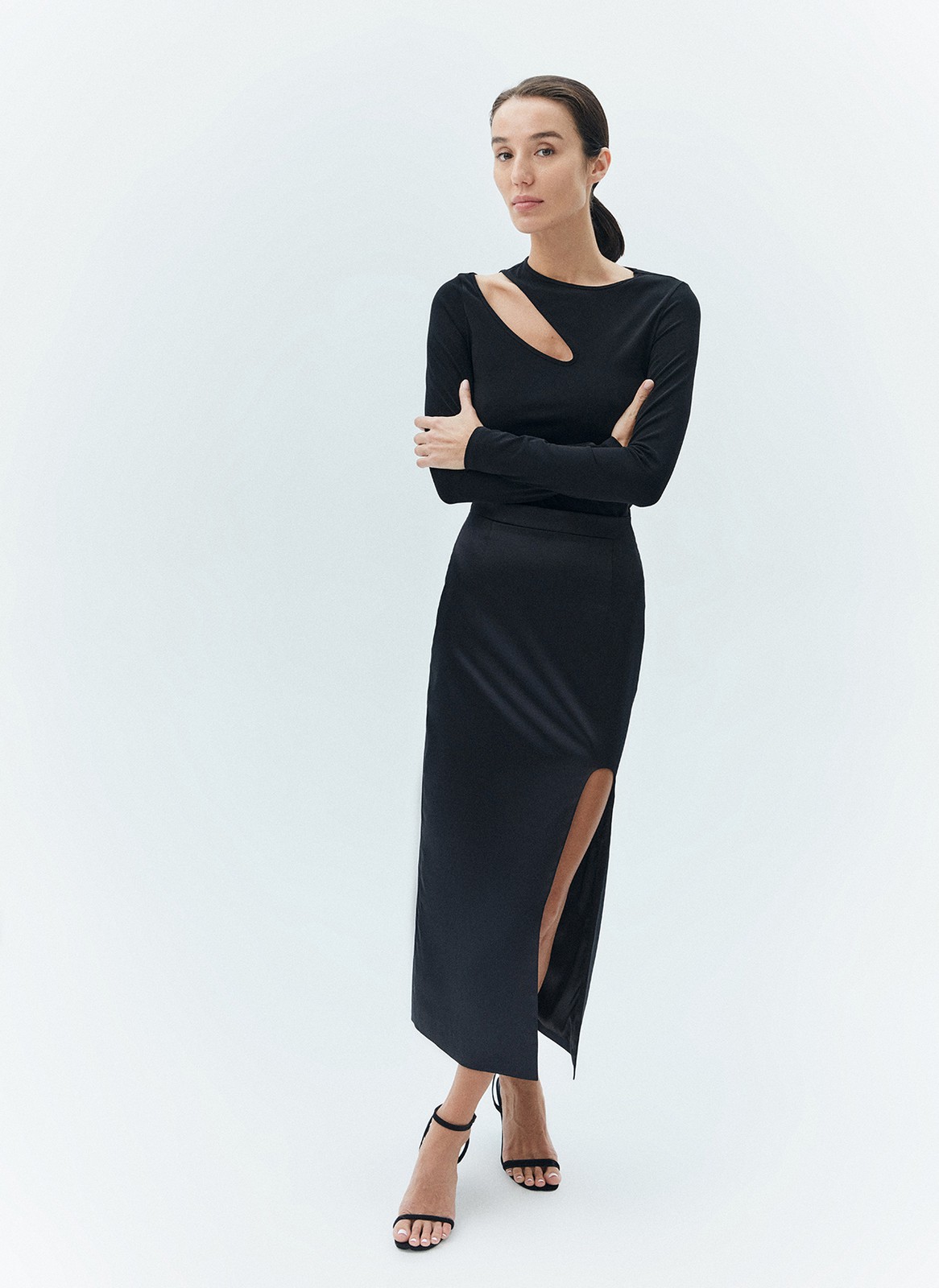 Лонгслив с фигурным вырезом, цвет: Черный Allweneed Лонгслив из мягкого трикотажа с фактурным вырезом. Высокое горло позволяет носить модель с пальто даже когда на улице ветрено. Ткань приятно облегает тело и дарит ощущение комфорта. Акцентной деталью является асимметричный вырез, который добавляет нотку игривости в образ. Сочетайте с джинсами и юбками из экокожи.