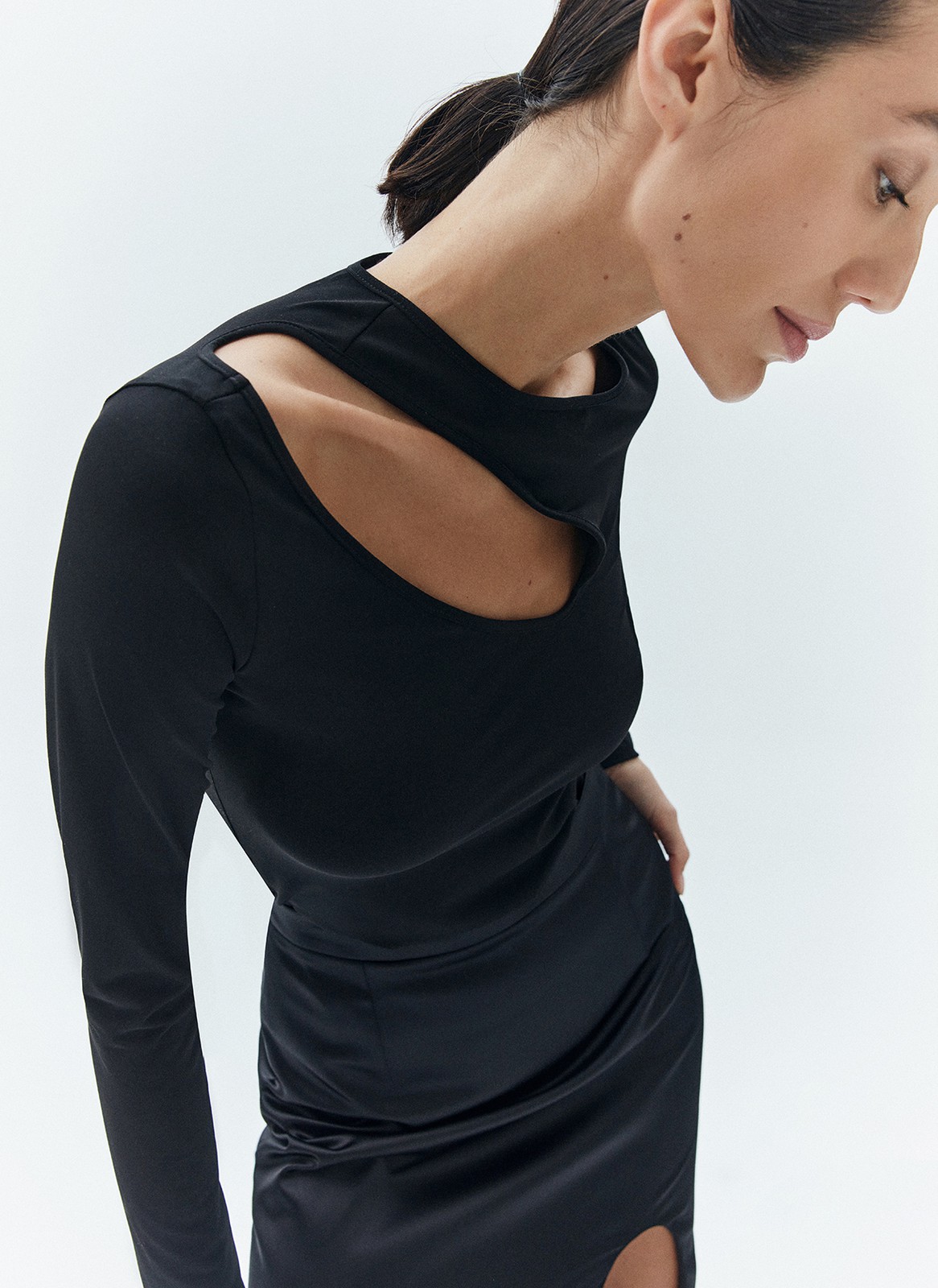 Лонгслив с фигурным вырезом, цвет: Черный Allweneed Лонгслив из мягкого трикотажа с фактурным вырезом. Высокое горло позволяет носить модель с пальто даже когда на улице ветрено. Ткань приятно облегает тело и дарит ощущение комфорта. Акцентной деталью является асимметричный вырез, который добавляет нотку игривости в образ. Сочетайте с джинсами и юбками из экокожи.